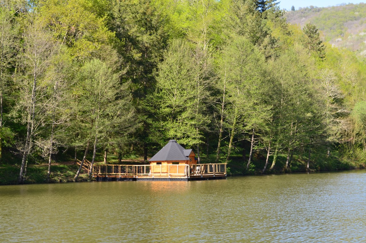 Cabane flottante Libellule : une évasion sur l'eau en Aveyron à Conques-En-Rouergue — chambre