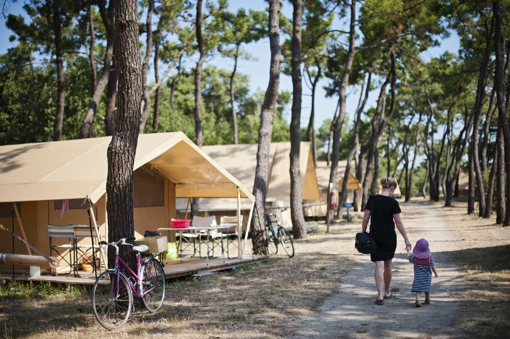 Tente Classic 5 — Confort et espace à Noirmoutier en Vendée à Saint-Genis-Les-Ollières — vue depuis la terrasse