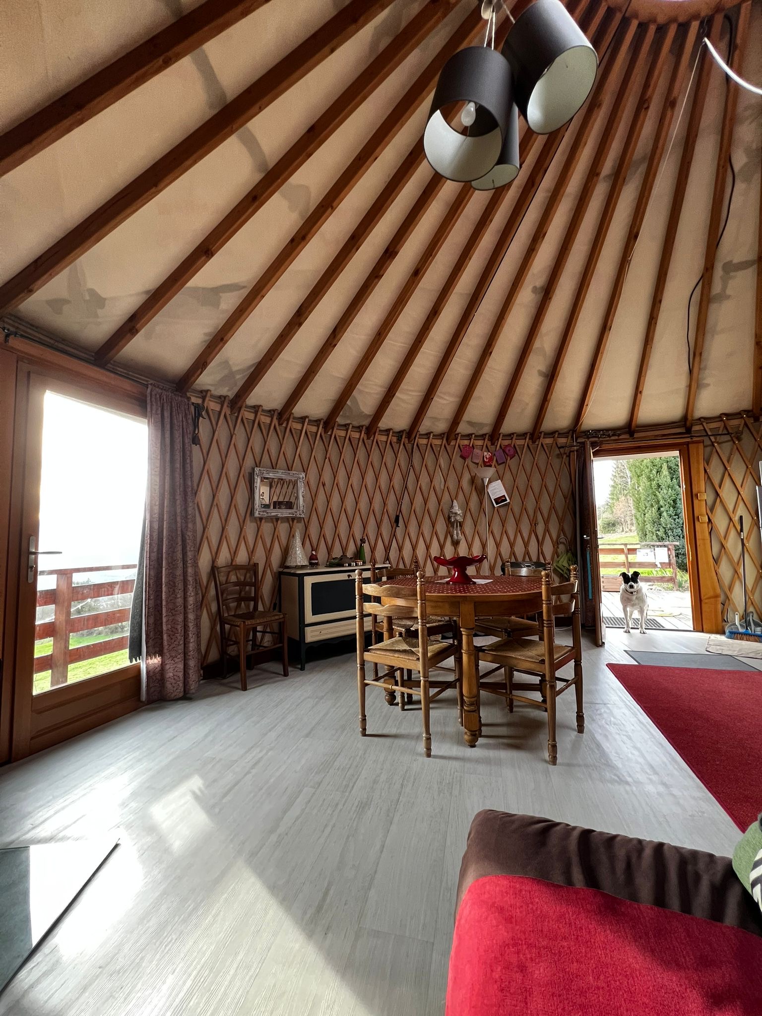 Yourte avec Spa privé — Séjour relaxant à l'Isère à Saint-Quentin-sur-Isère — espace de vie