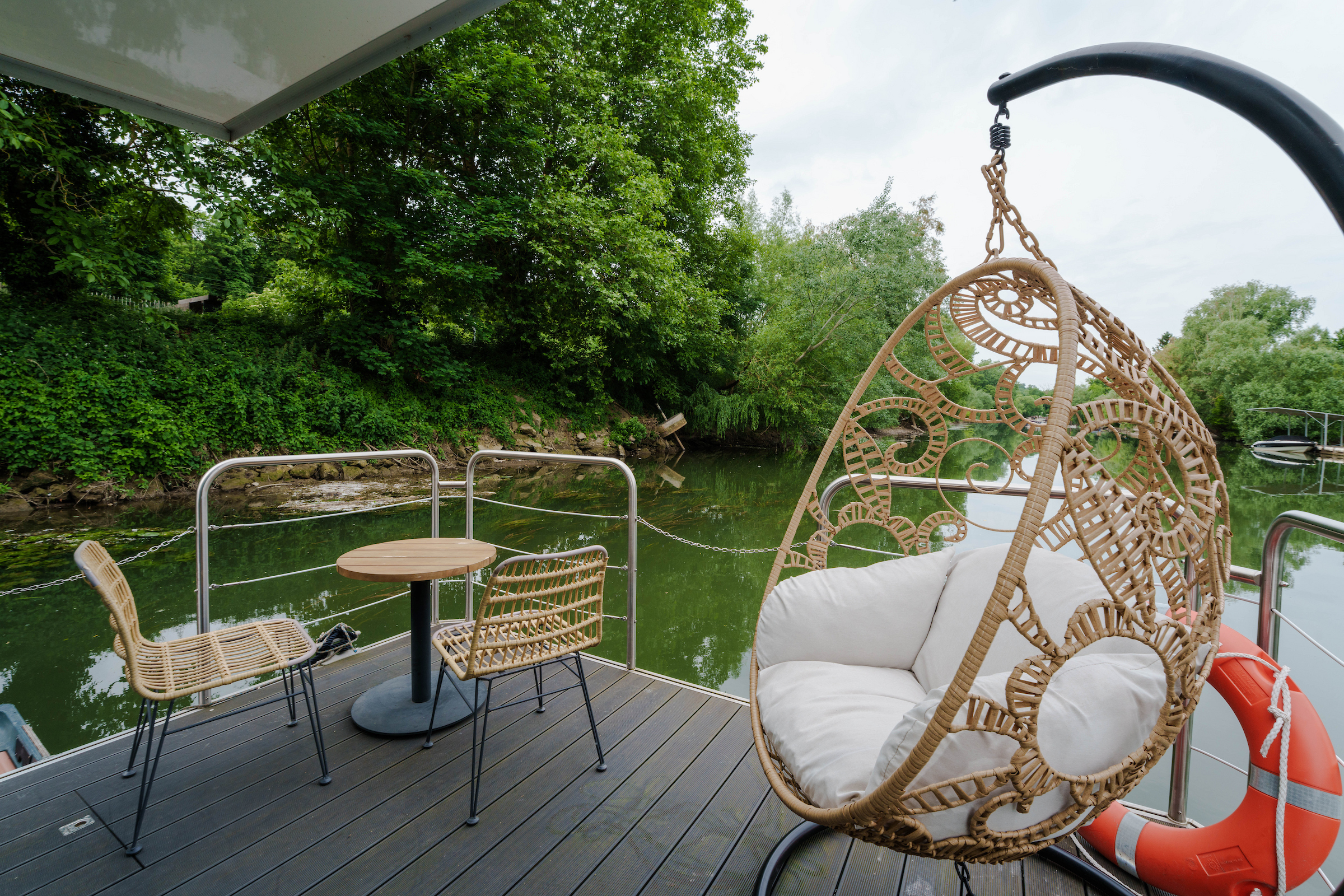 Suite flottante Panoramique Lit rond Balnéo — Maison insolite avec spa à Poissy à Poissy — salle de bain
