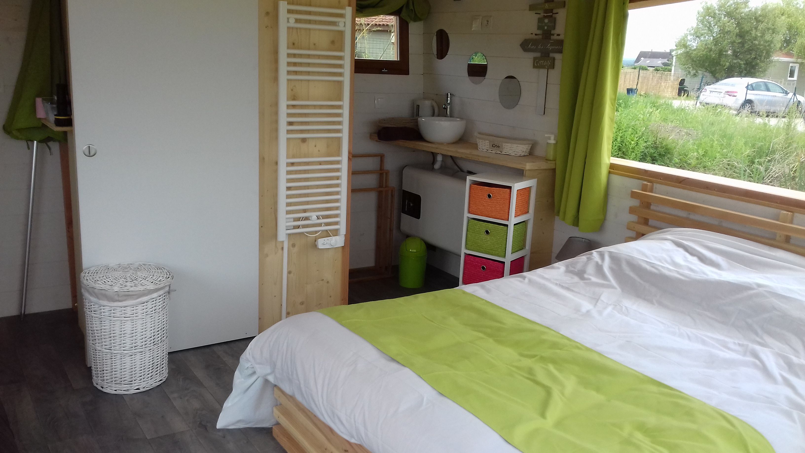 Lodge flottant Nénuphar : une cabane sur l'eau en pleine nature à Mont Près Chambord — salle de bain