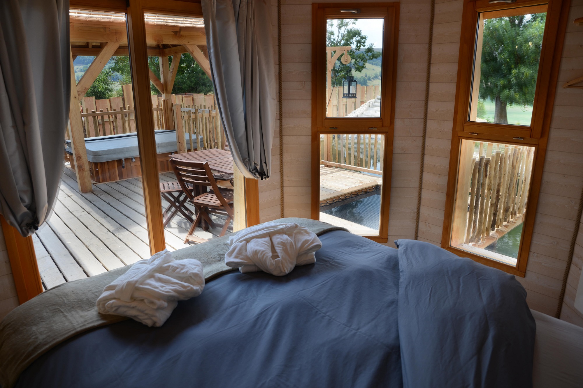 La Gazelle & Spa : une cabane sur pilotis au cœur de l'Auvergne à Ségur-Les-Villas — salle de bain