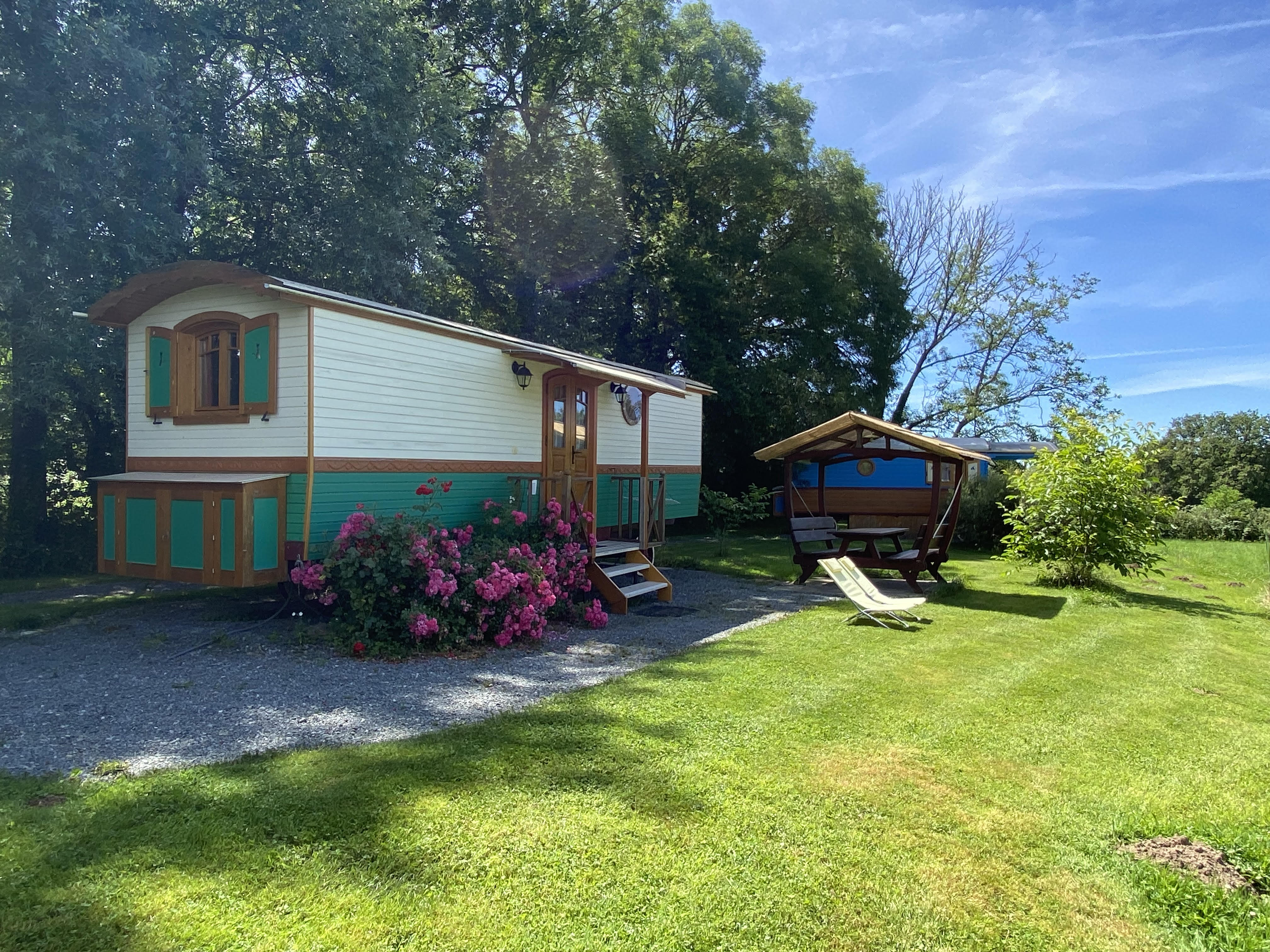 Roulotte Olivia — Hébergement insolite avec spa à Puy-de-Dôme