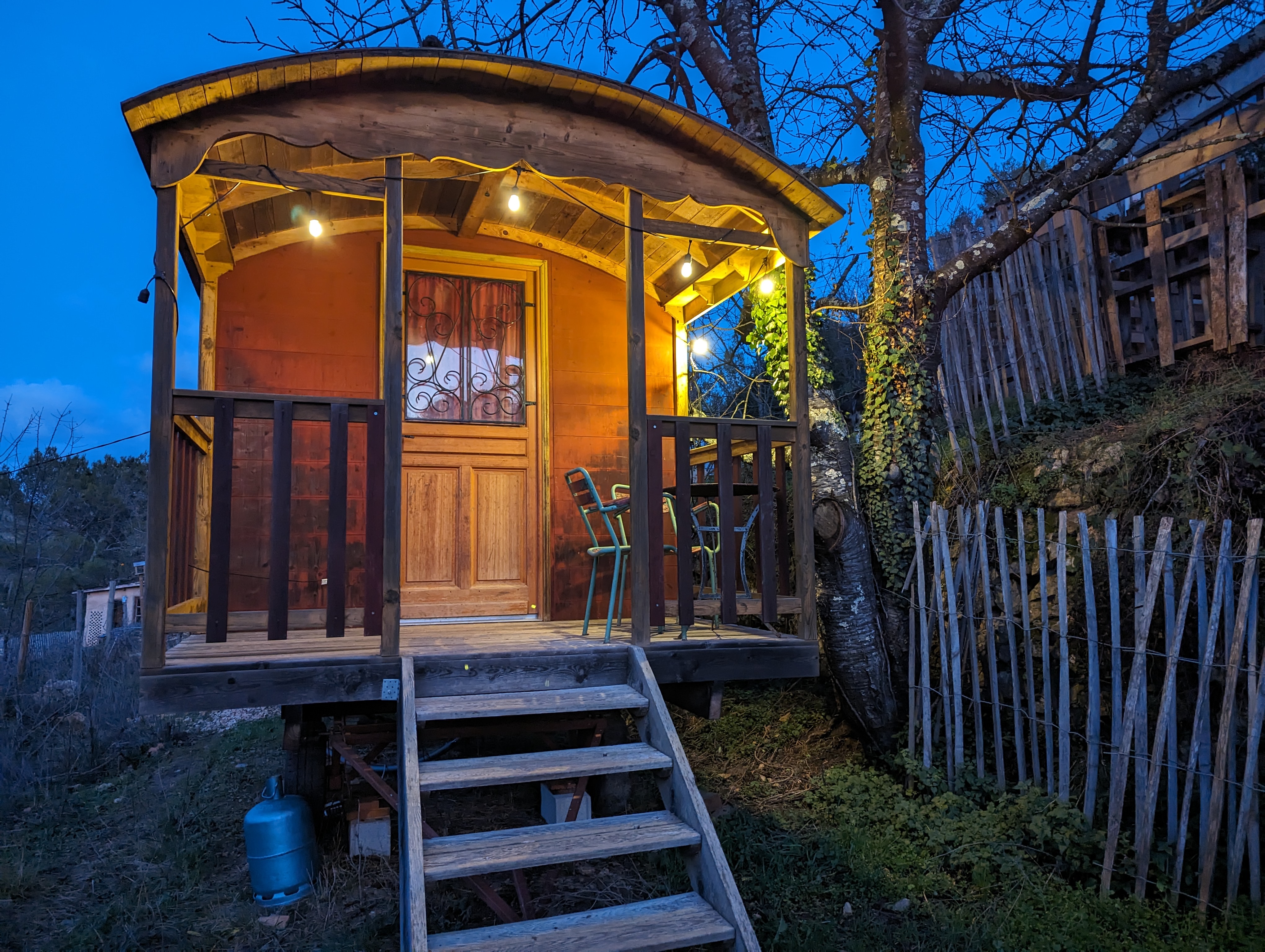 Roulotte en Ecolieu : une escapade insolite en Provence à Barjols — vue intérieure