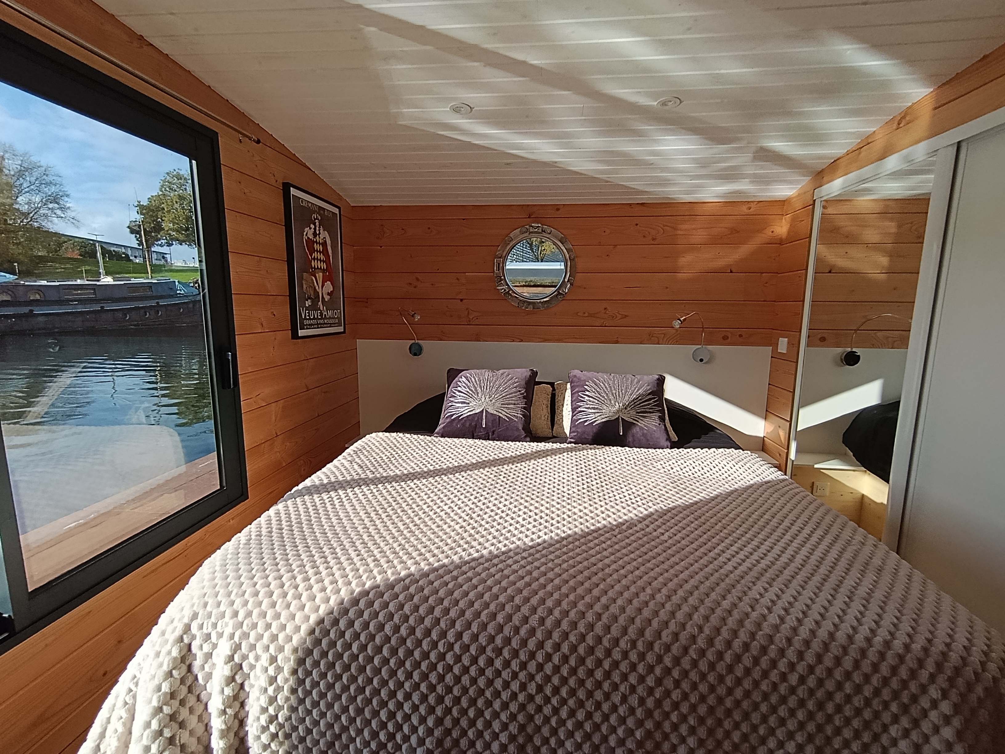 La Toue Vent d’Anjou — Péniche avec vue sur le château à Maine-et-Loire à Angers — environnement naturel