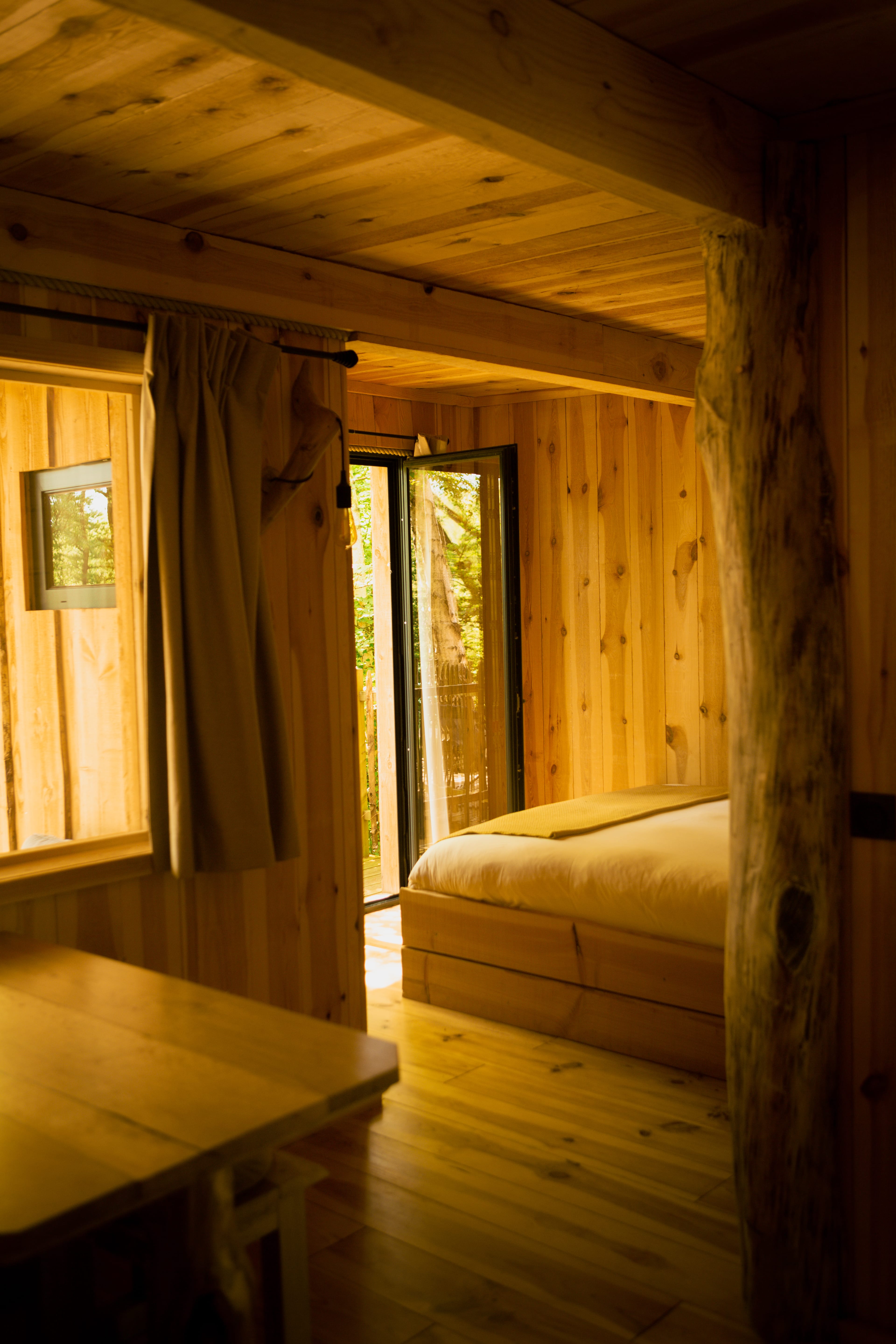 Évasion sensorielle dans la Cabane Spa Ecrin de Jade à St-Léger-Aux-Bois — vue depuis la terrasse