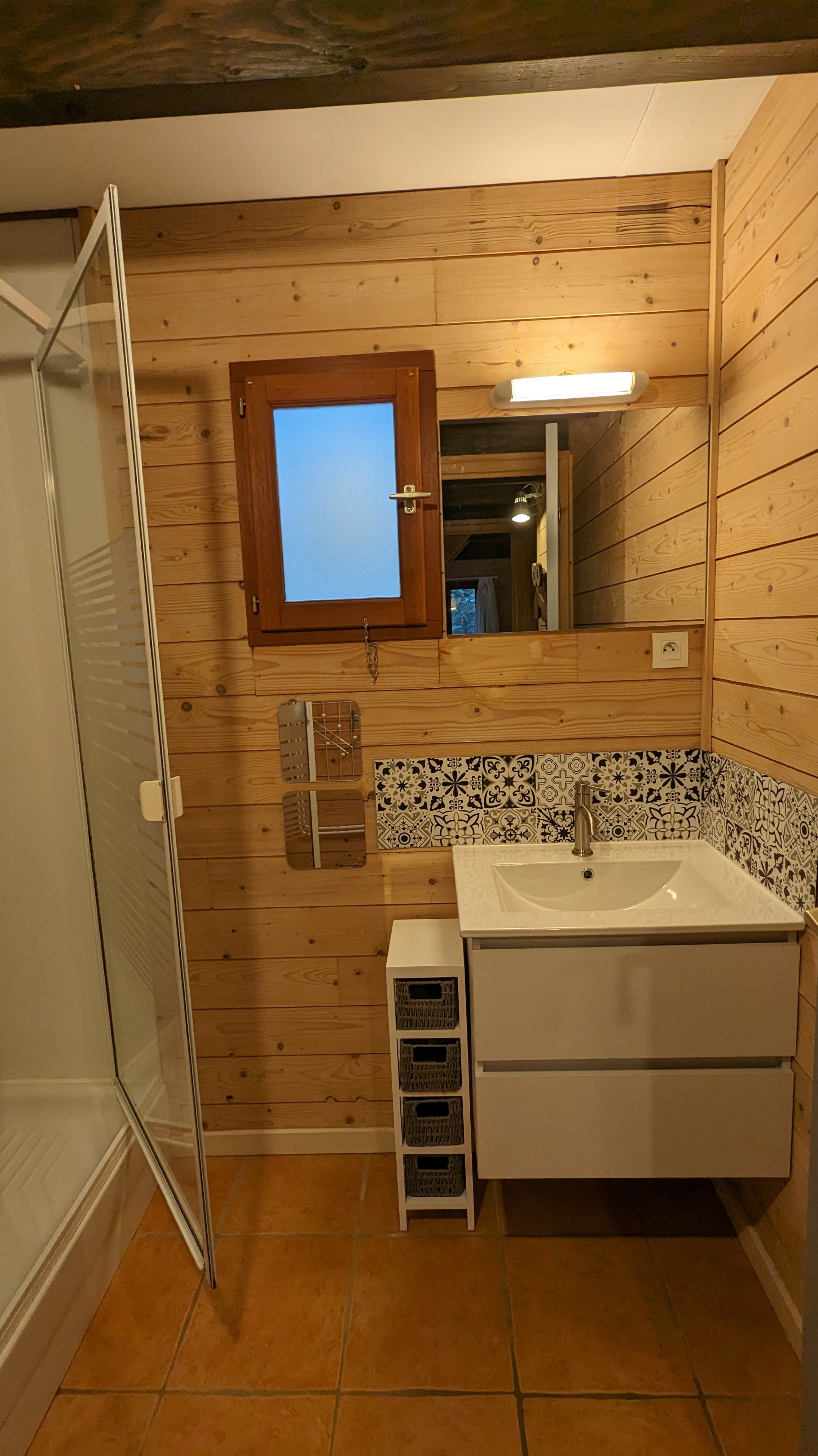 Chalet bois Hulotte avec spa : une expérience immersive en Aquitaine à Biron — vue depuis la terrasse