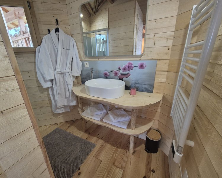 La Cabane des Nids en Périgord — Nuit perchée avec spa à 7m en Dordogne à Périgueux — cuisine