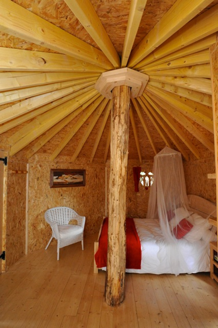 Le Nid d'amour : une cabane perchée pour une escapade romantique à Quincié En Beaujolais — détail architectural
