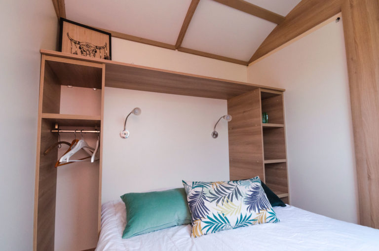 Roulotte moderne atypique — Séjour avec spa à La Ferme Des Épis à Noues de Sienne — détail architectural