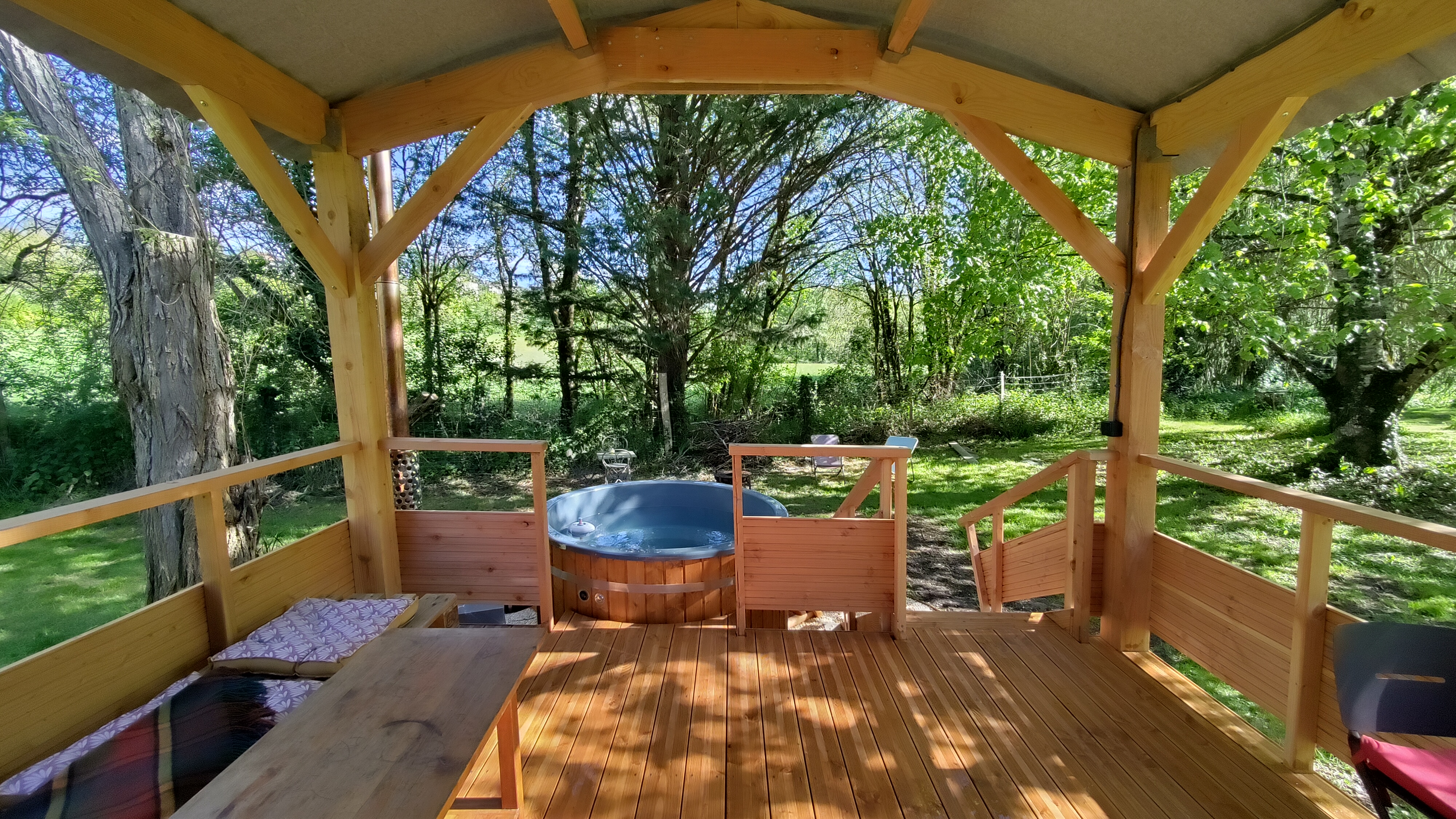 La roulotte & Spa — Séjour insolite sous le tilleul à Lot-et-Garonne à Agen — vue intérieure