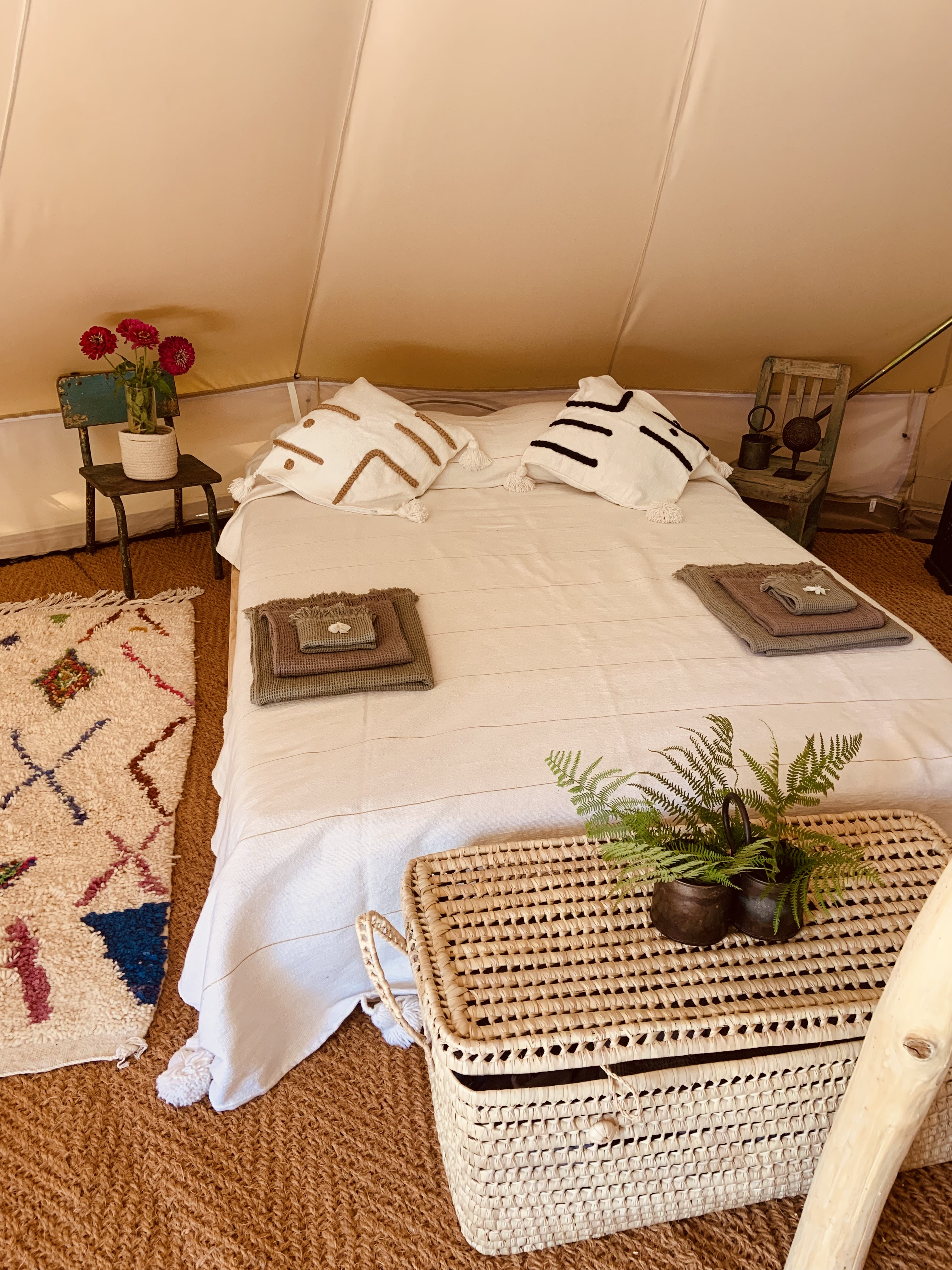 Tente Zina — Nuit magique avec spa à Gard à Peyrolles-en-Cévennes — chambre