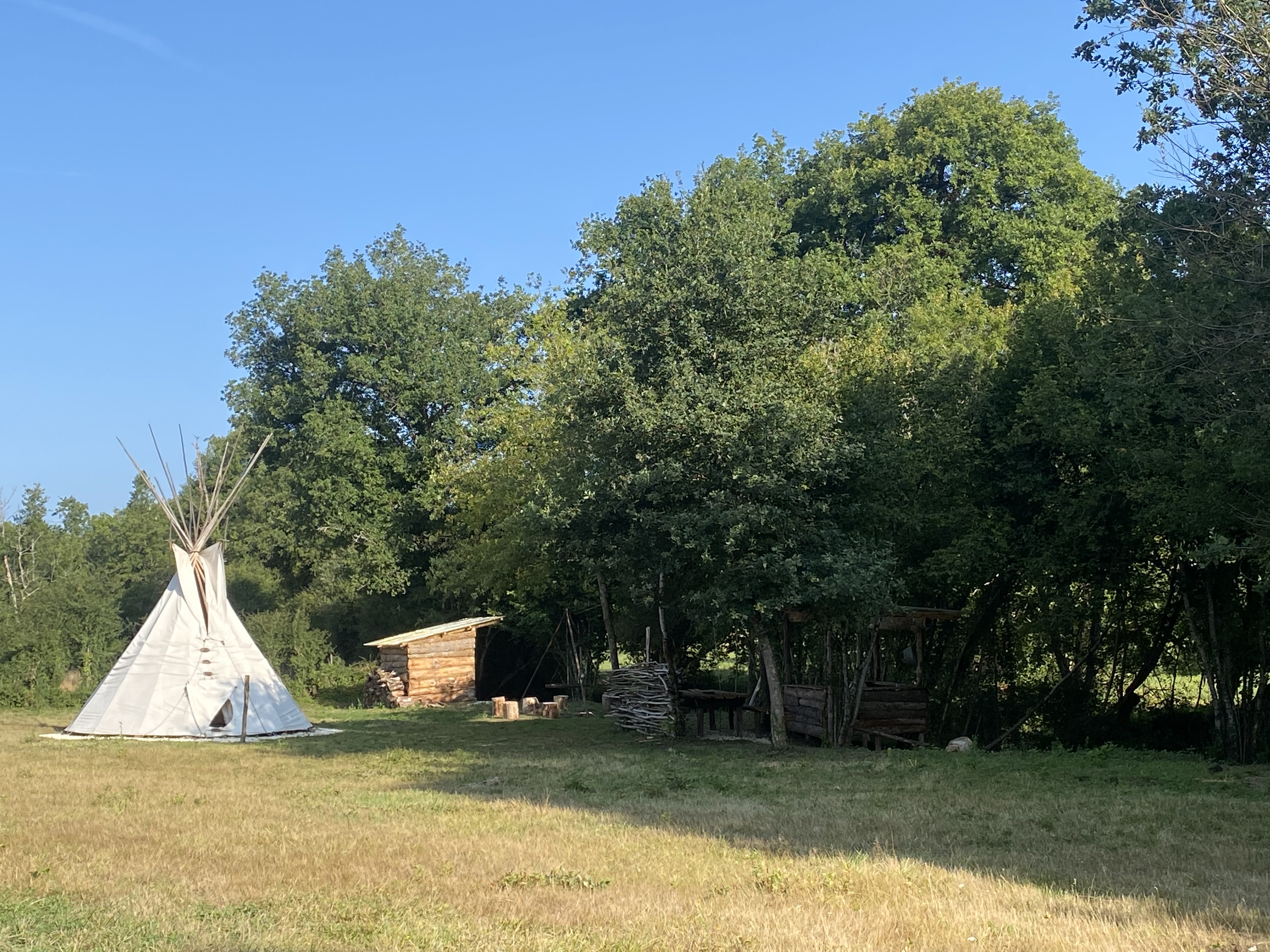 Tipi Lakota — Expérience authentique au bord d'un ruisseau en Nièvre à Nevers — vue depuis la terrasse