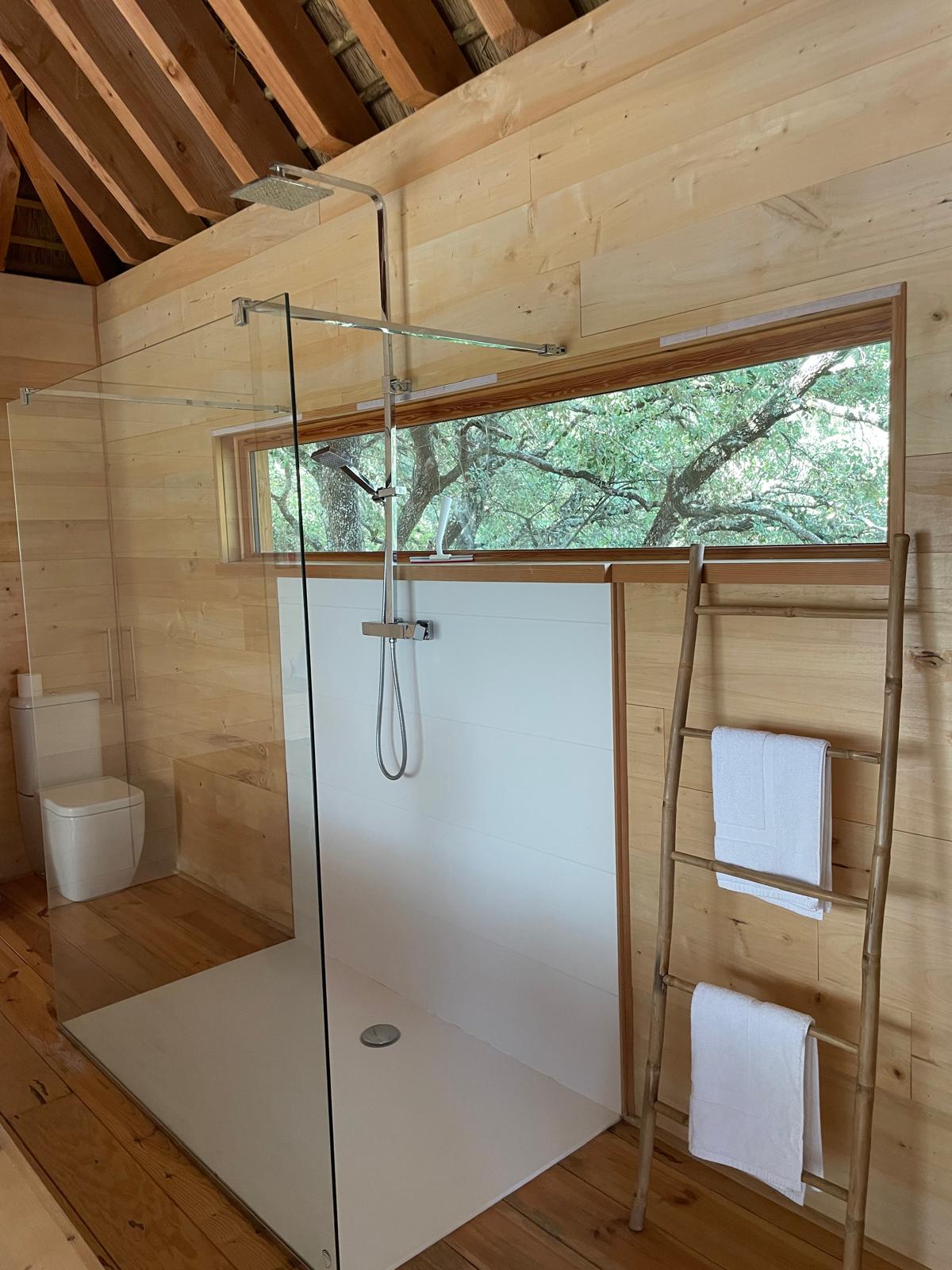 Lodge dans les arbres — Cabane avec piscine à Villevieille (Gard) à Villevieille — vue intérieure