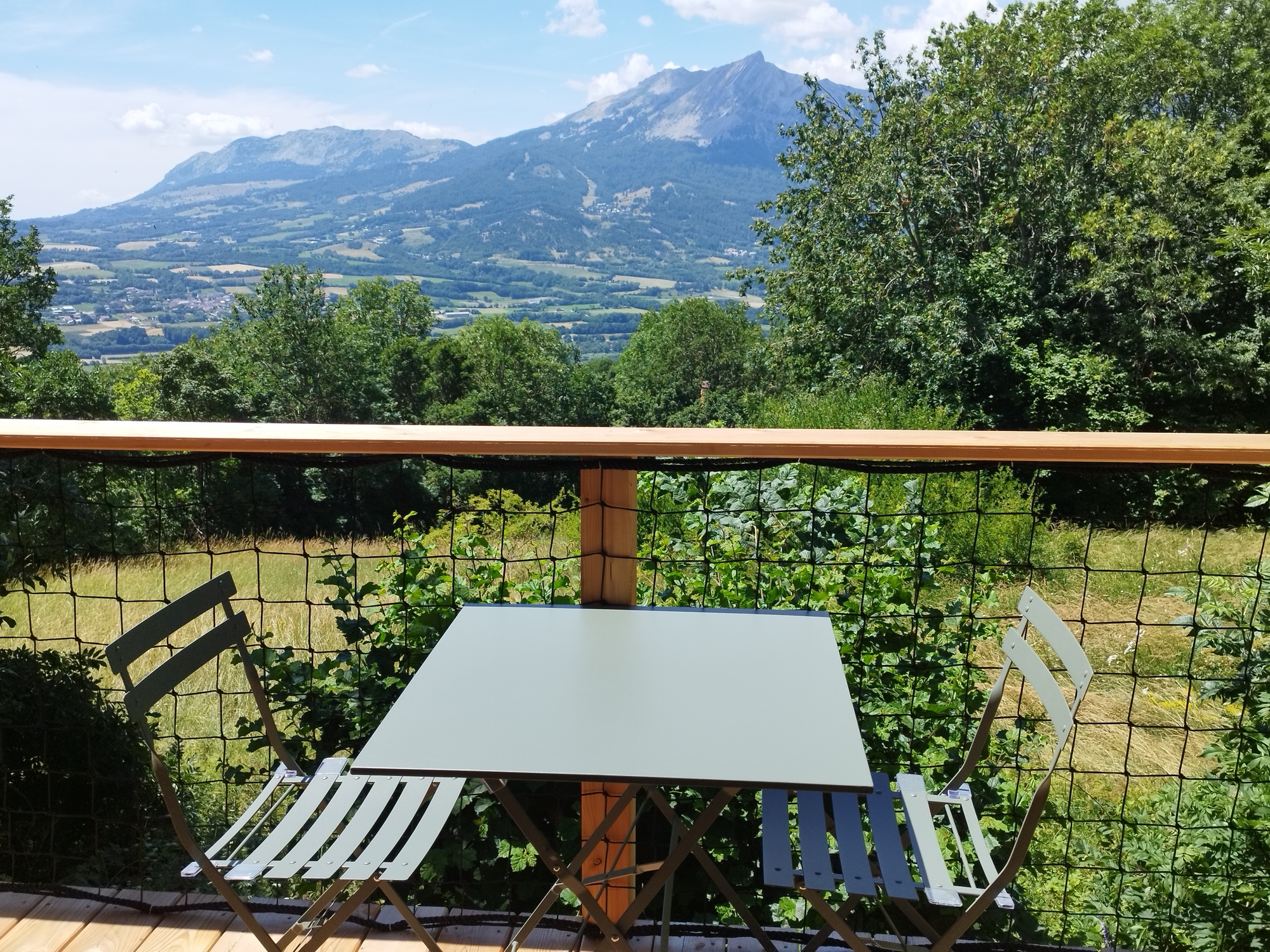 Cabane de l'Aiguille & SPA : une évasion sensorielle en Hautes-Alpes à St Julien En Champsaur — vue depuis la terrasse