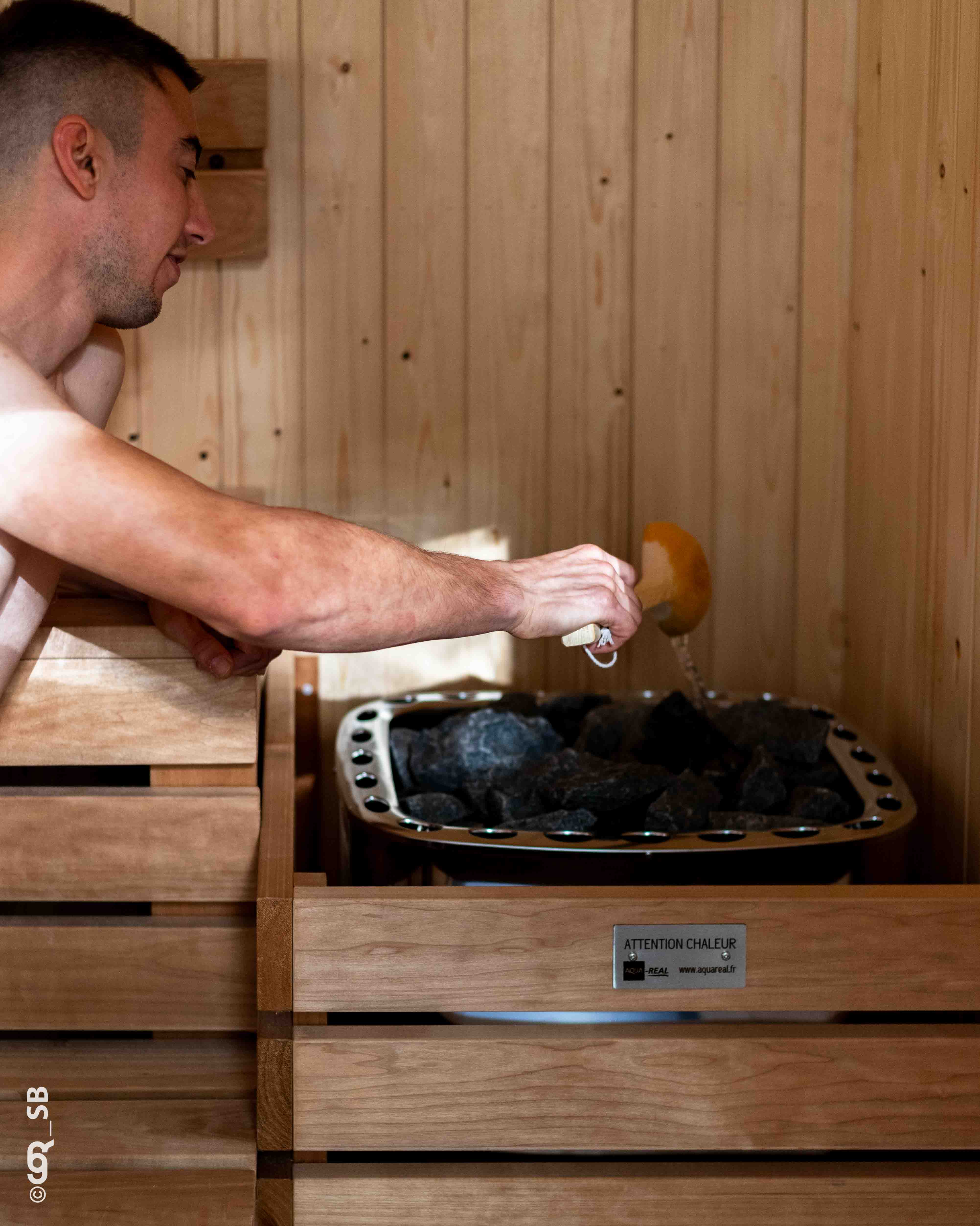 Cabane HERON — Séance sauna offerte à 8m de hauteur dans le Rhône à Ronno — chambre