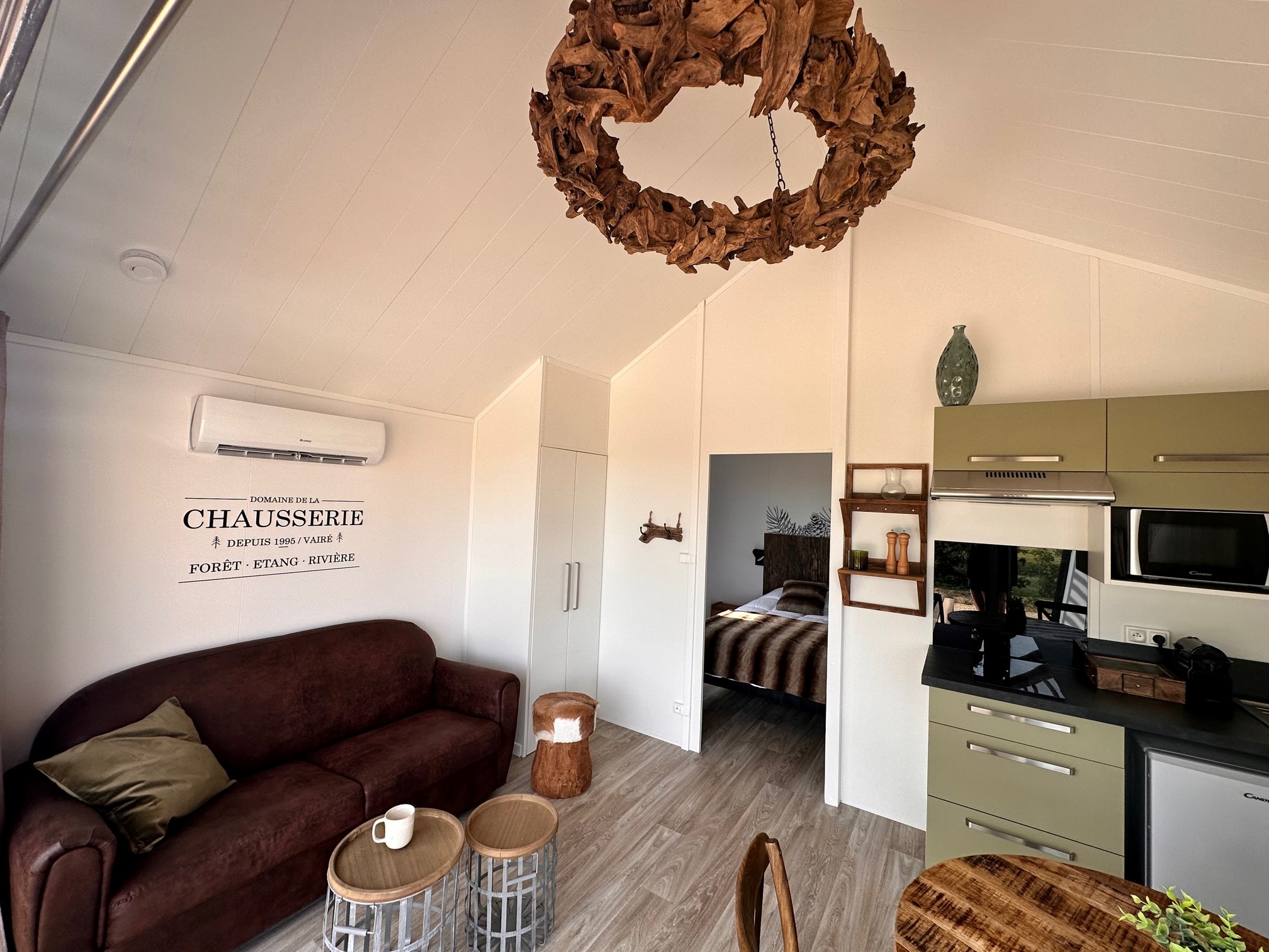 Lodge Suite et Spa Rustique : une évasion sensorielle en pleine nature à Vairé — espace de vie