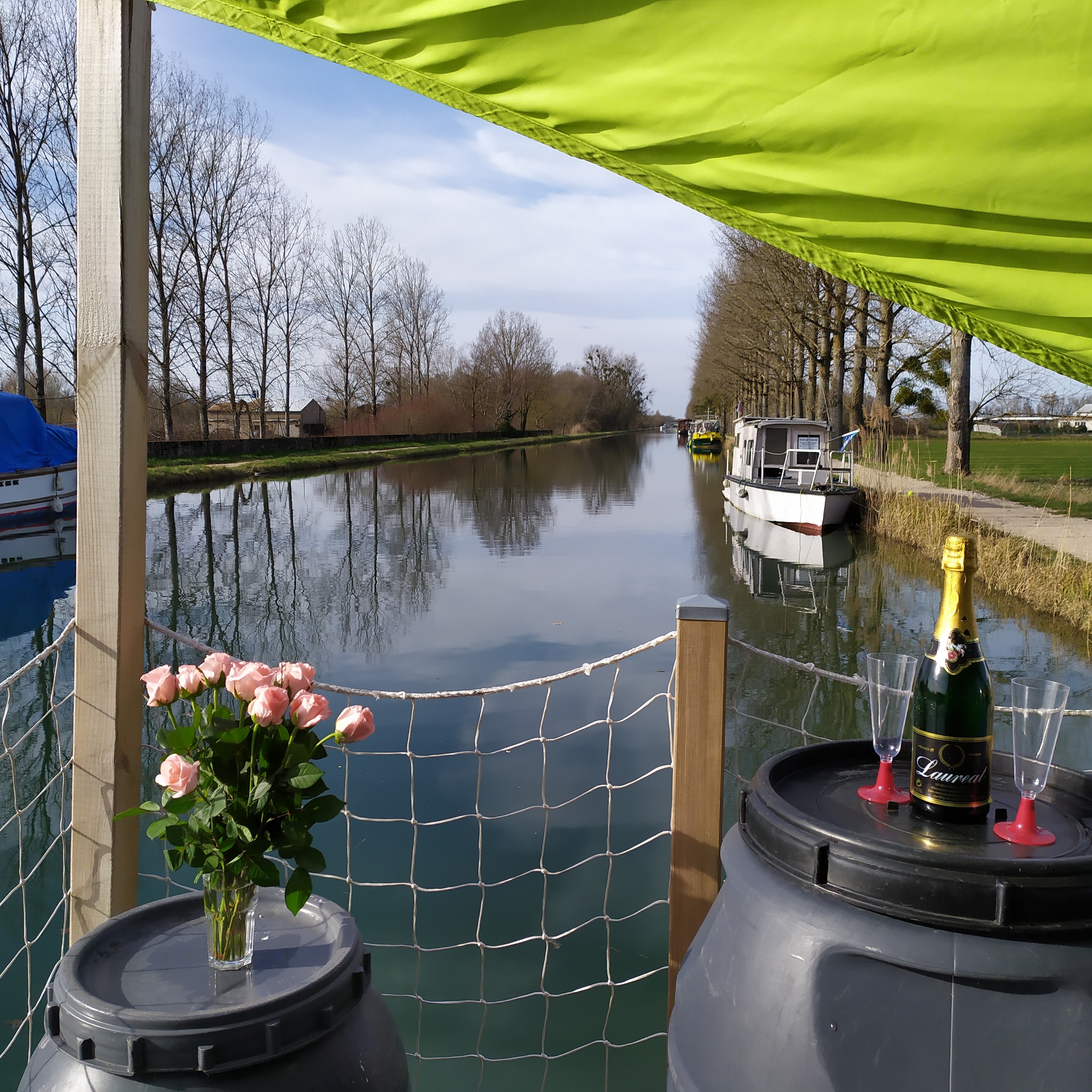Le Cottage Flottant Insolite — Maison flottante avec jacuzzi à Côte-d'Or à Dijon — espace de vie