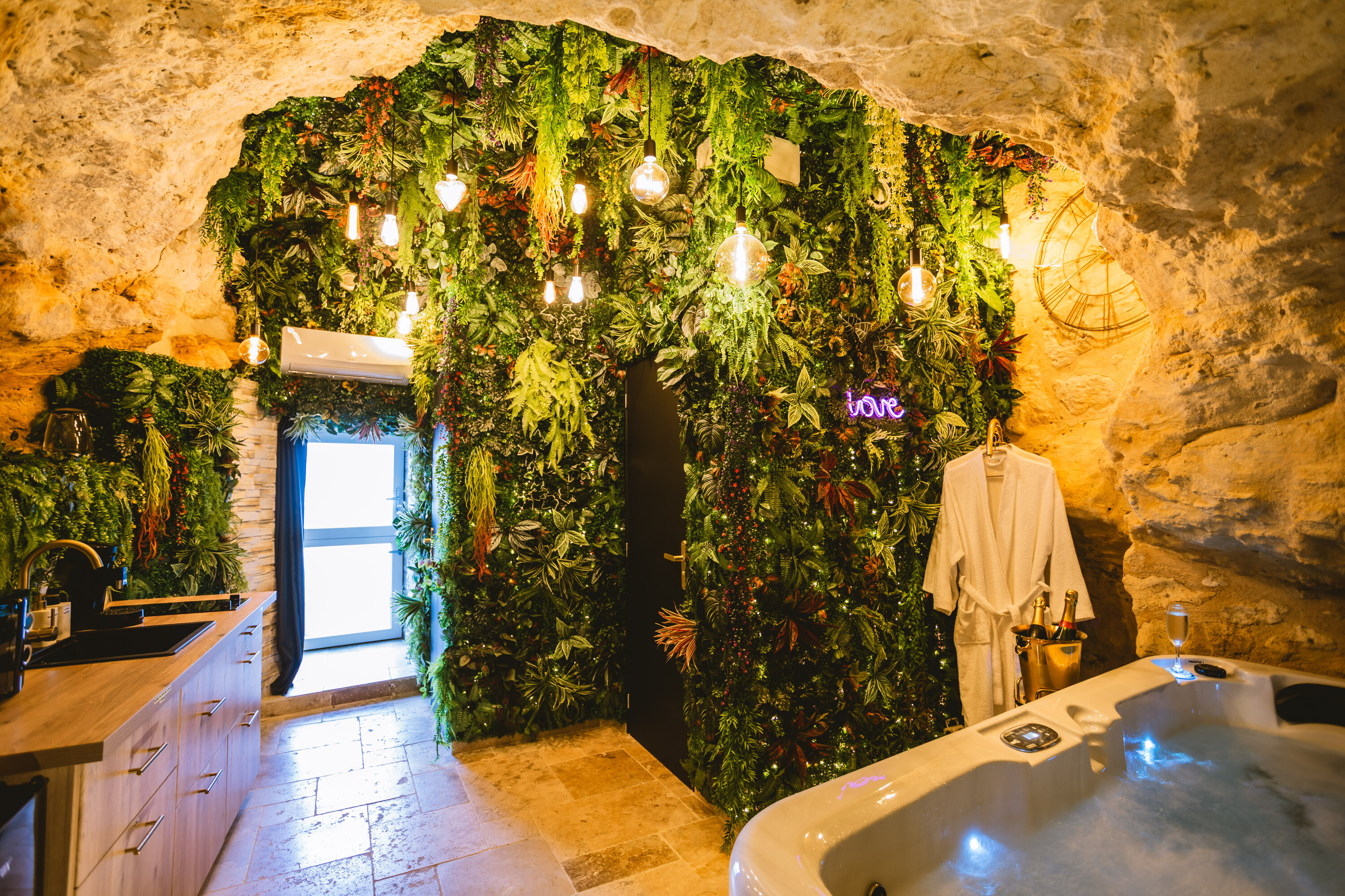 La Grotte Fleurie & Spa — Maison troglodyte avec jacuzzi en Dordogne à Alles-sur-Dordogne — vue depuis la terrasse
