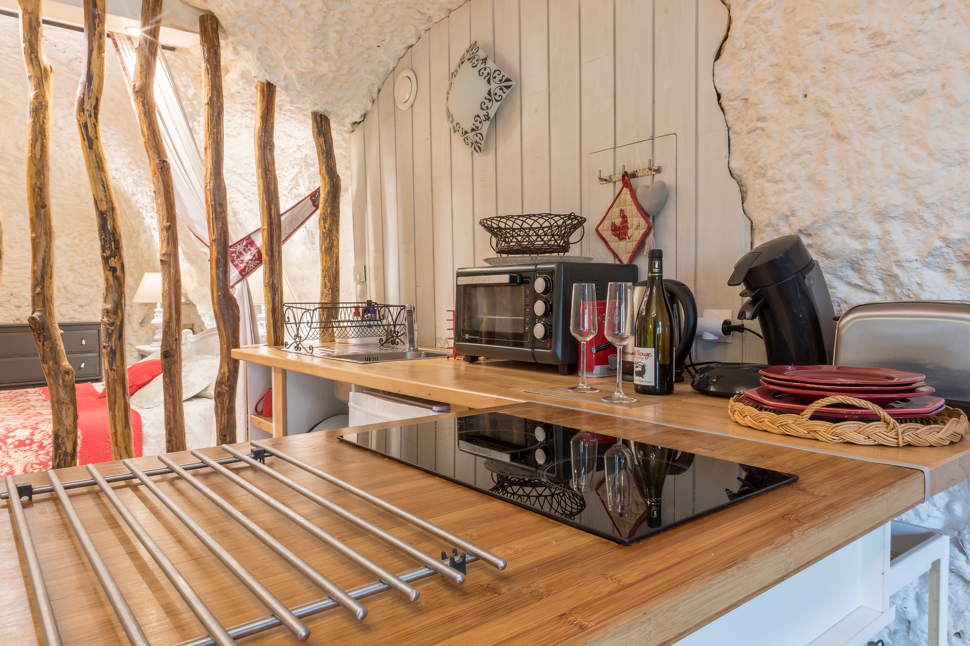 Gîte troglodytique du Vigneron : une immersion dans la roche à Noizay — cuisine