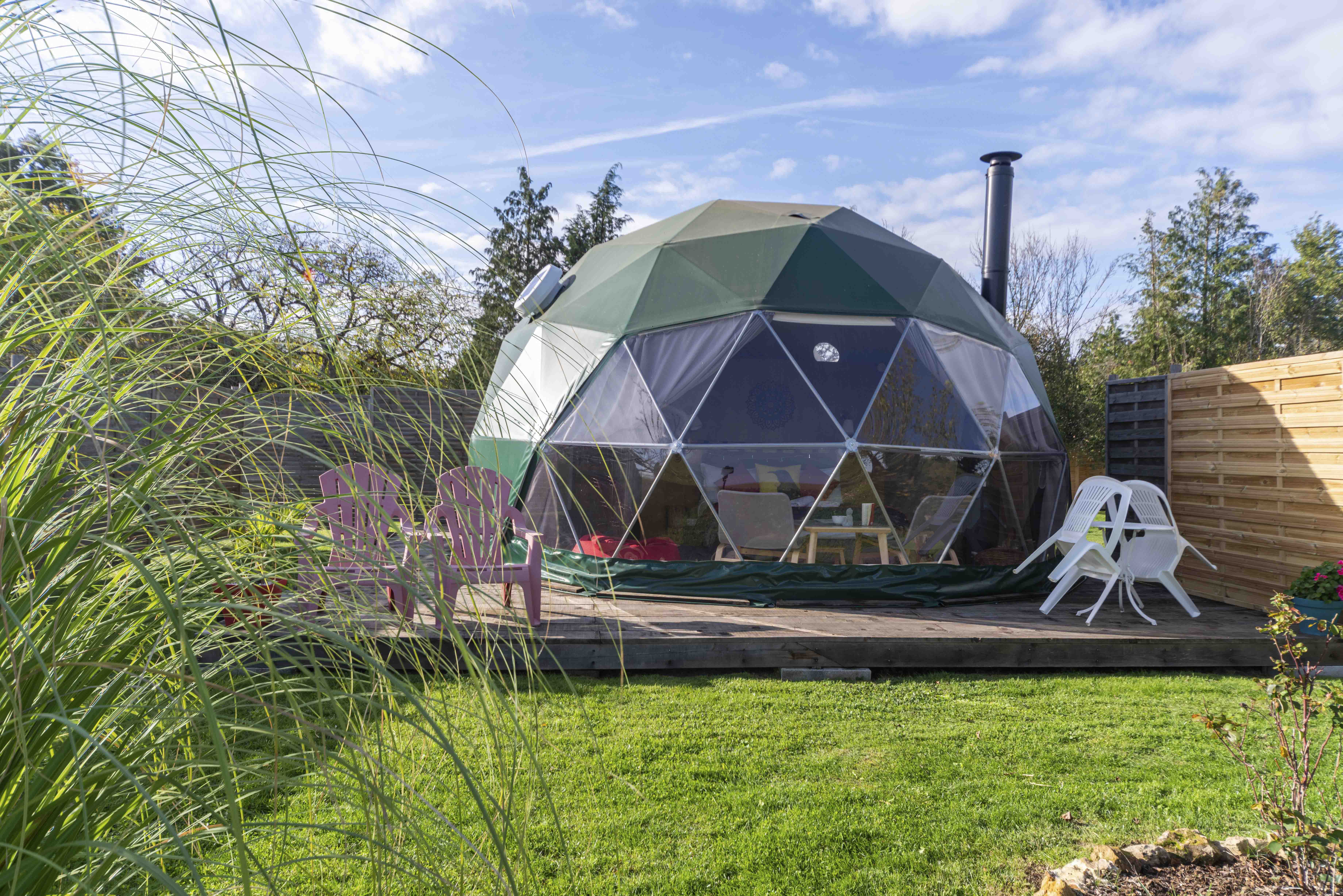 Zen Dome — Dôme avec spa et vue sur la campagne en Indre à Chazemais — espace de vie