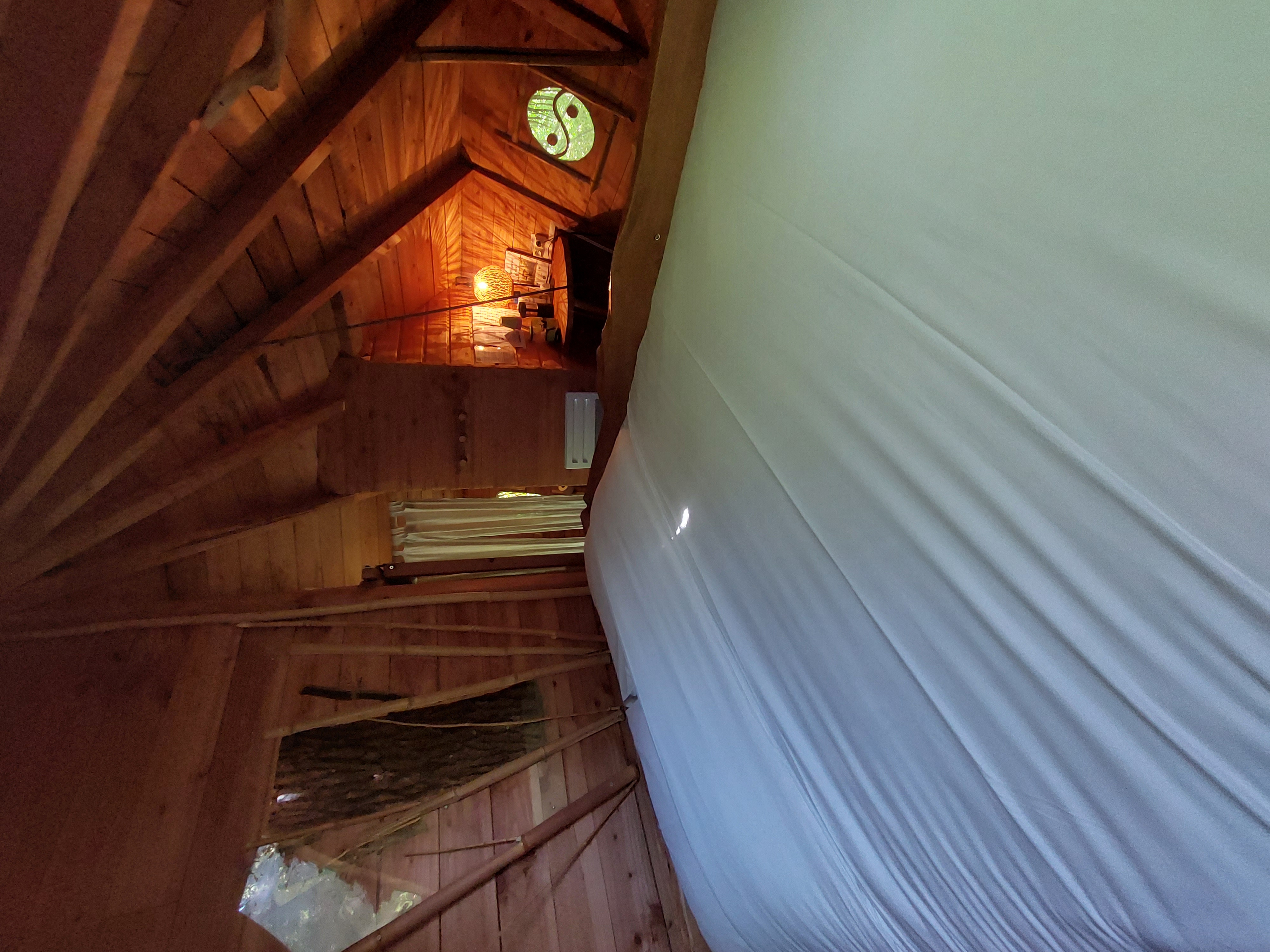 Cabane Zen perchée — Nuit romantique à 8m en Charente-Maritime à Pessines — environnement naturel