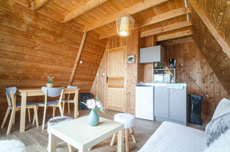 Chalet Tipi — Séjour relaxant avec spa à La Ferme Des Épis à Valambray — espace de vie