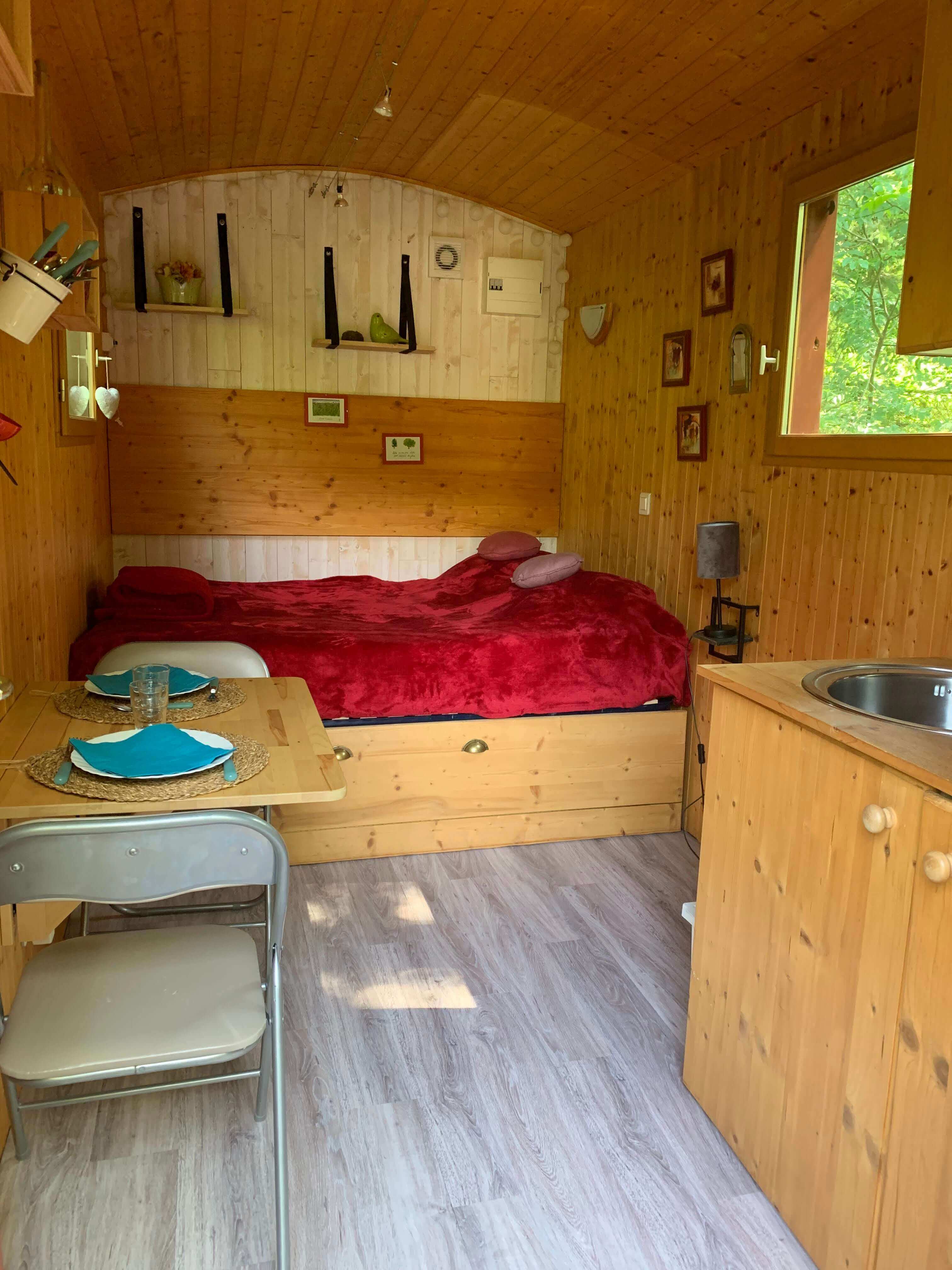 La mini roulotte — Séjour cozy avec spa à Haute-Loire à Saint-Christophe-d'Allier — espace de vie