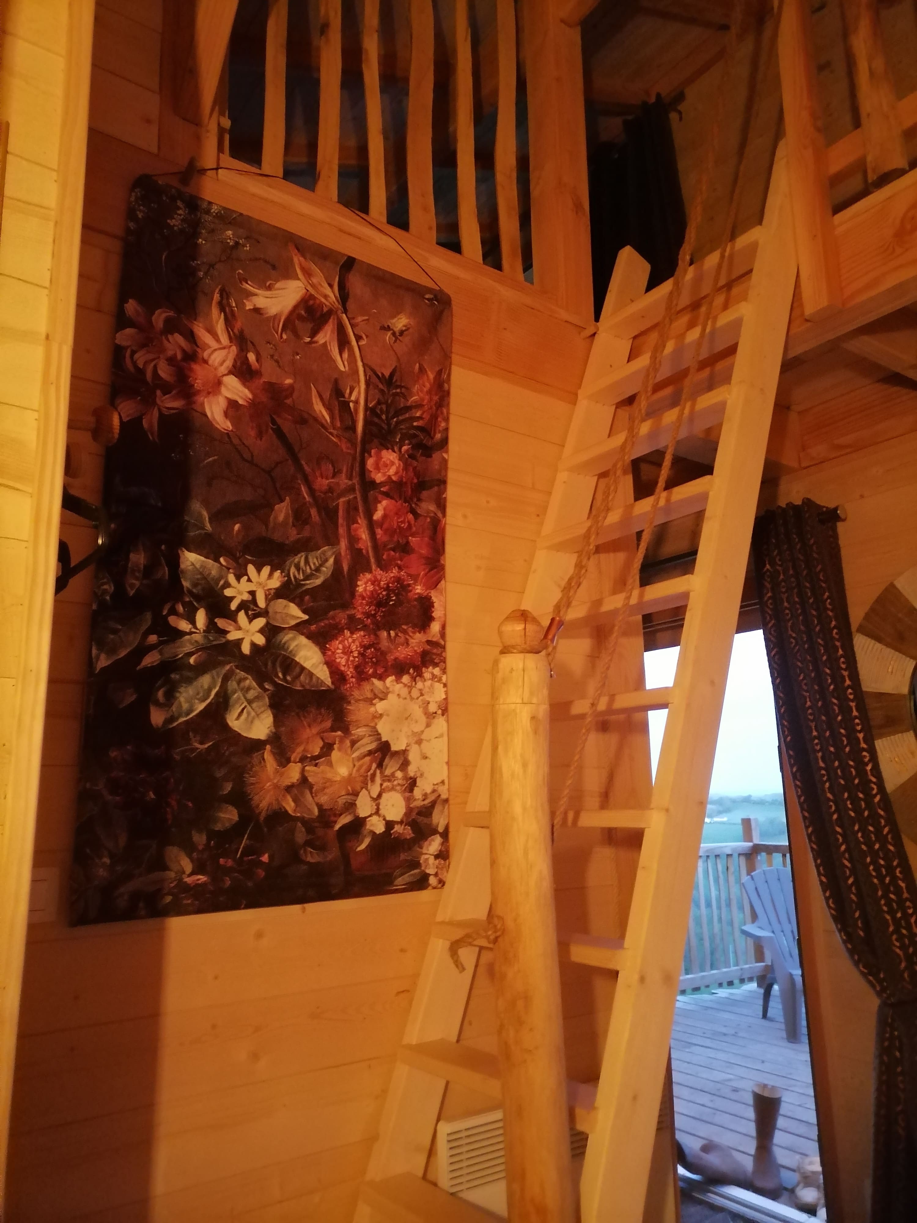 Cabane La Rastène & Spa : une évasion sur pilotis en Auvergne à Carlat — détail architectural
