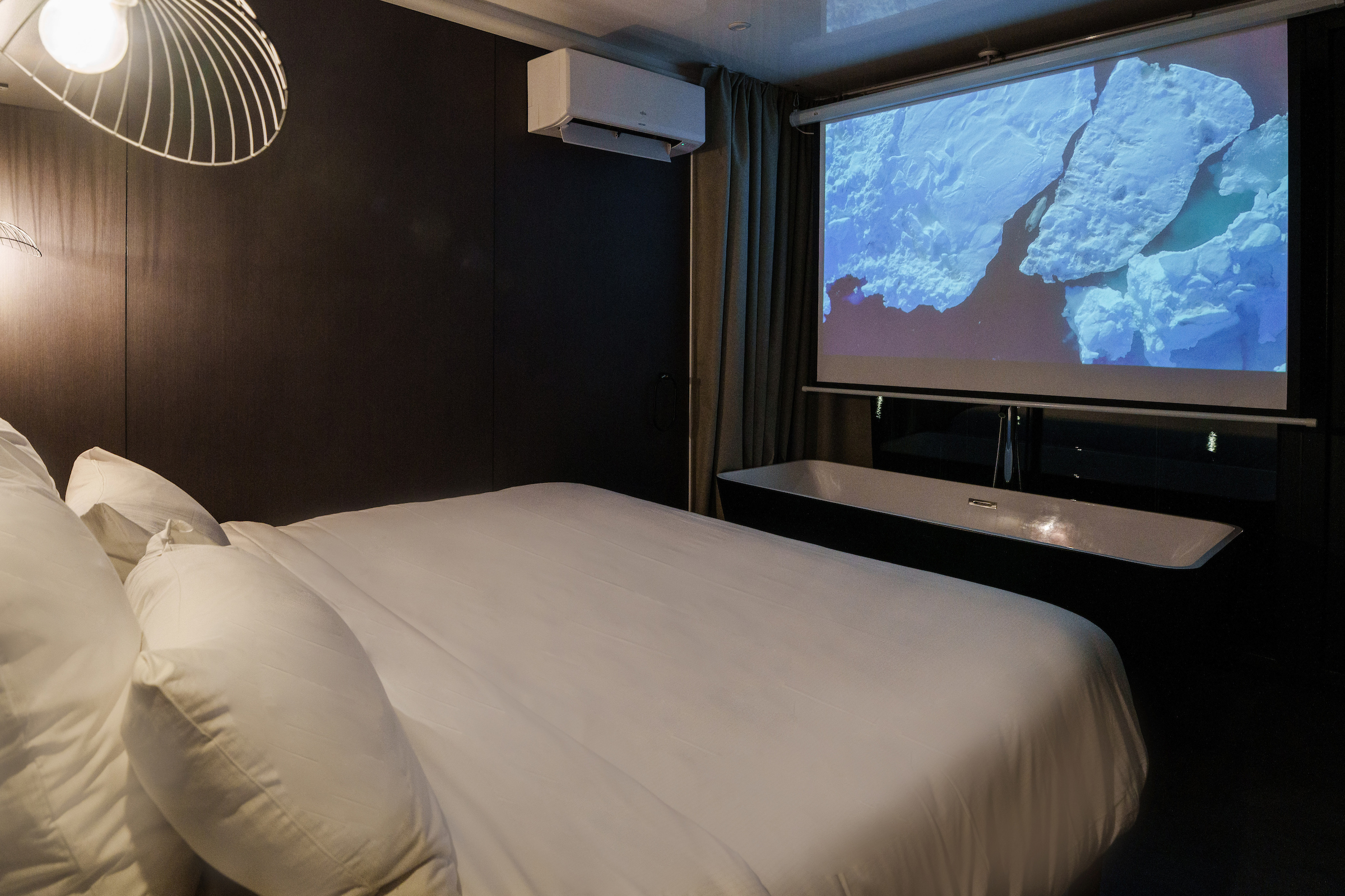 Une suite flottante luxueuse avec spa privatif en Île-de-France à L'isle Adam — espace de vie