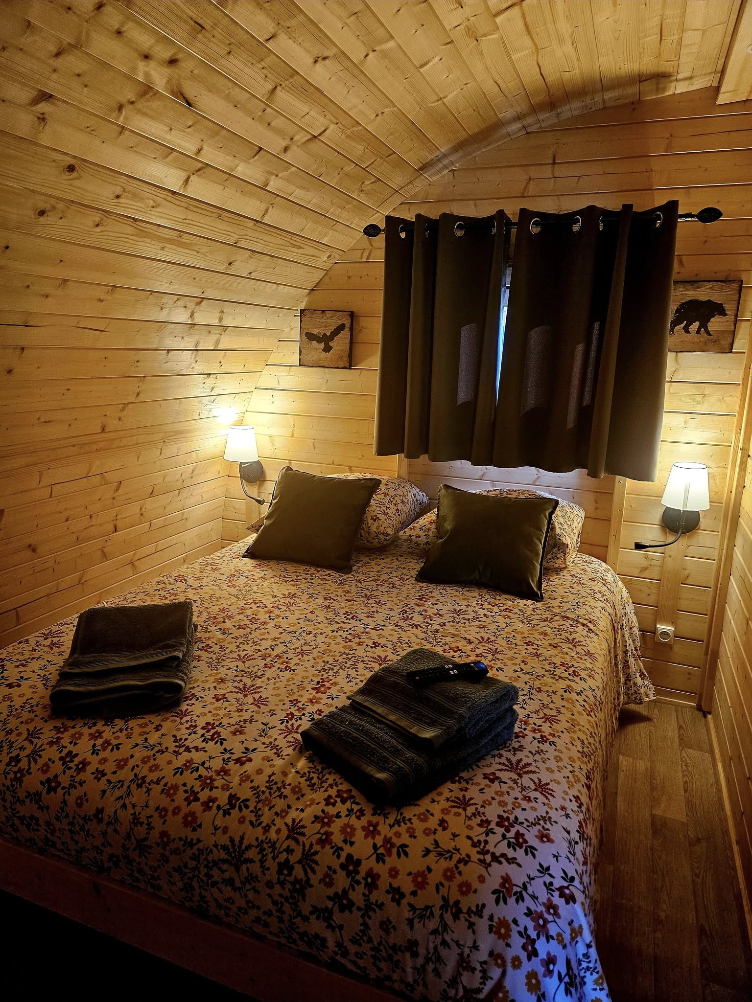 Double Pod — Hébergement insolite avec spa à Rainville (Vosges) à Rainville — détail architectural