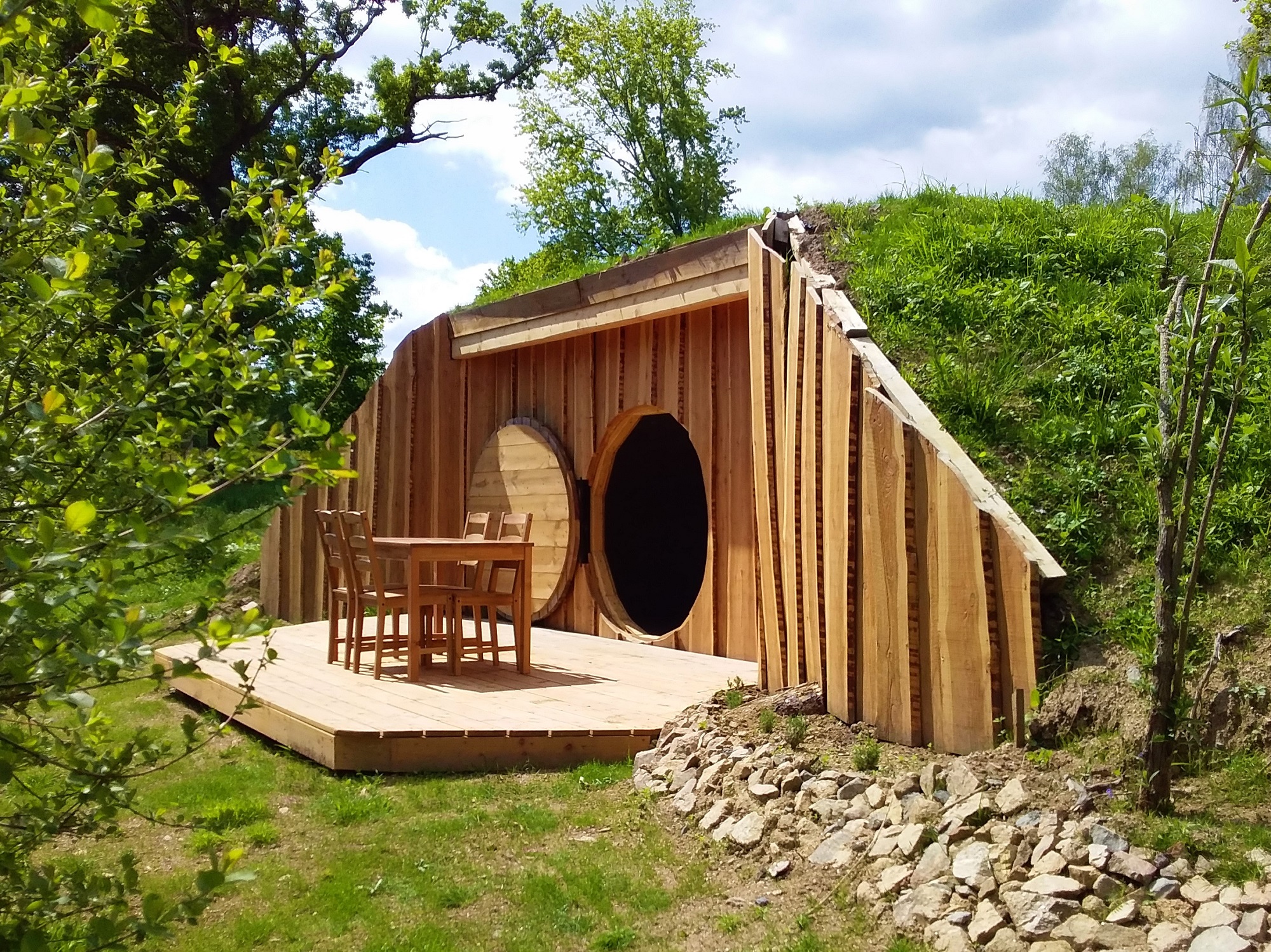 Cabane du Hobbit : une expérience immersive au bord du lac