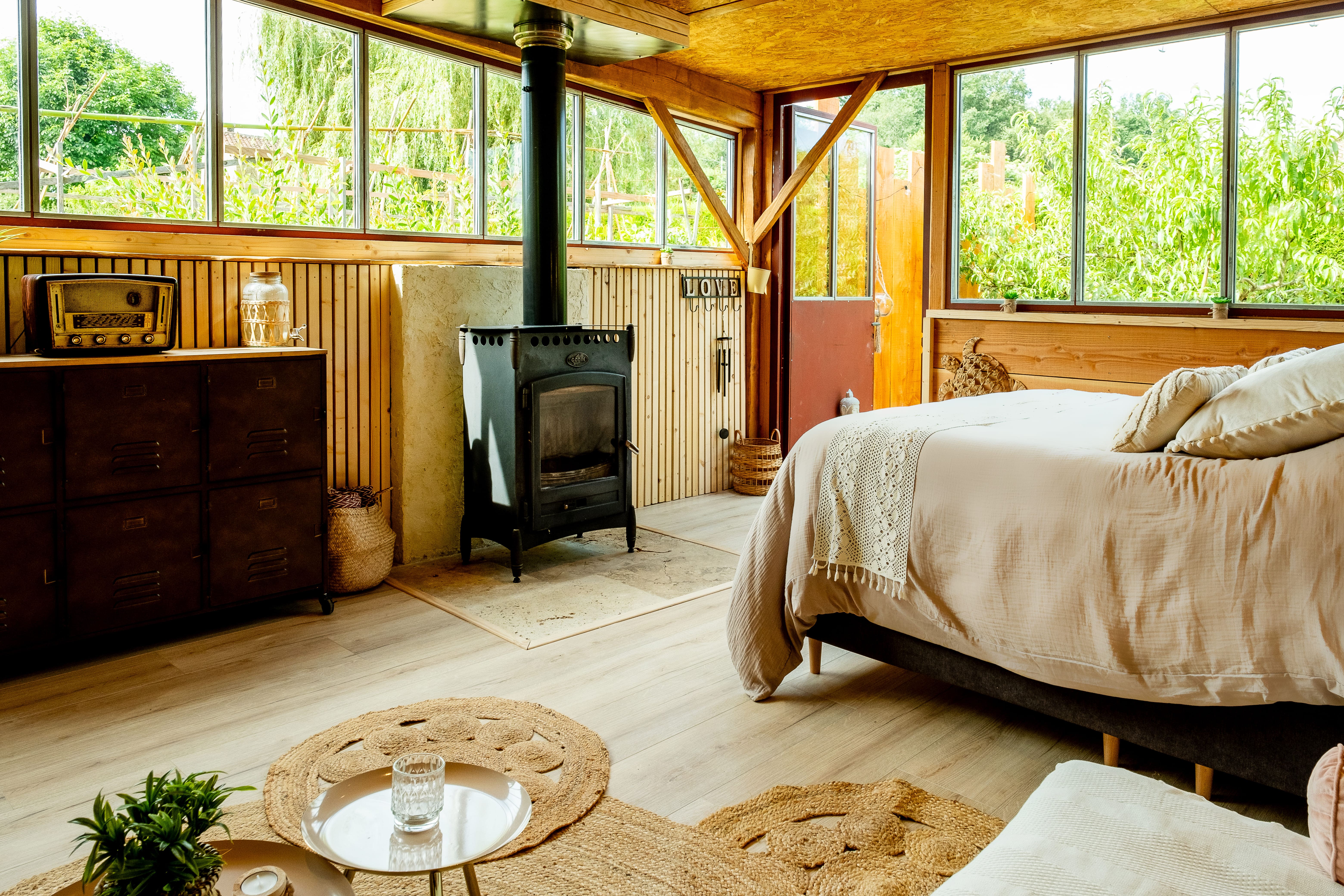 Le Cabanid : une cabane immersive en Midi-Pyrénées à Senac — vue intérieure