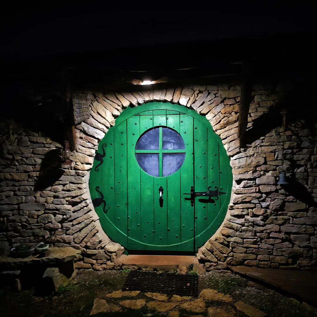 Maison Hobbit du Mas de Saillac — Maison insolite 4m de hauteur à Tarn-et-Garonne à Saint-Nicolas-de-la-Grave — vue depuis la terrasse
