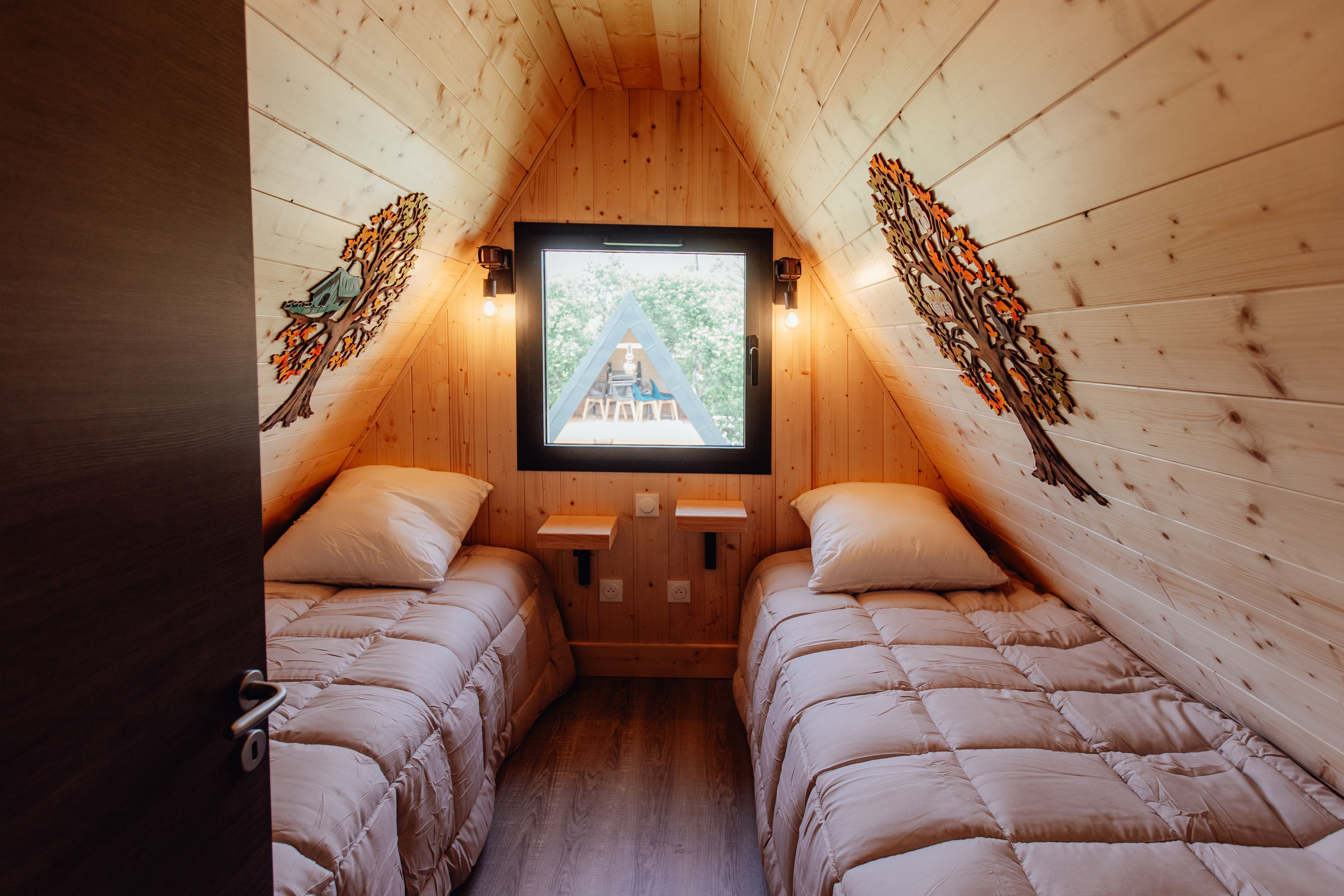 Chalet Montbeliarde : une cabane au cœur de la nature à Coyron — détail architectural