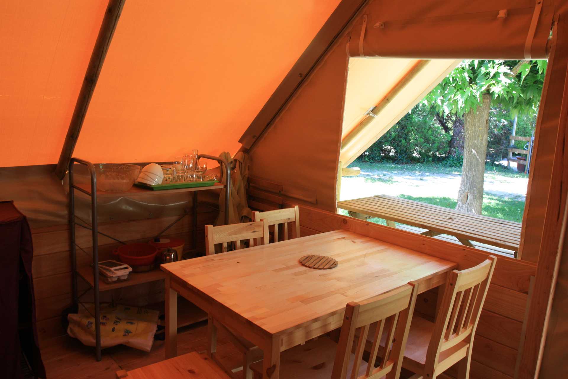 Tente Lodge en Provence : une évasion sensorielle pour deux à L'isle-Sur-La-Sorgue — vue intérieure