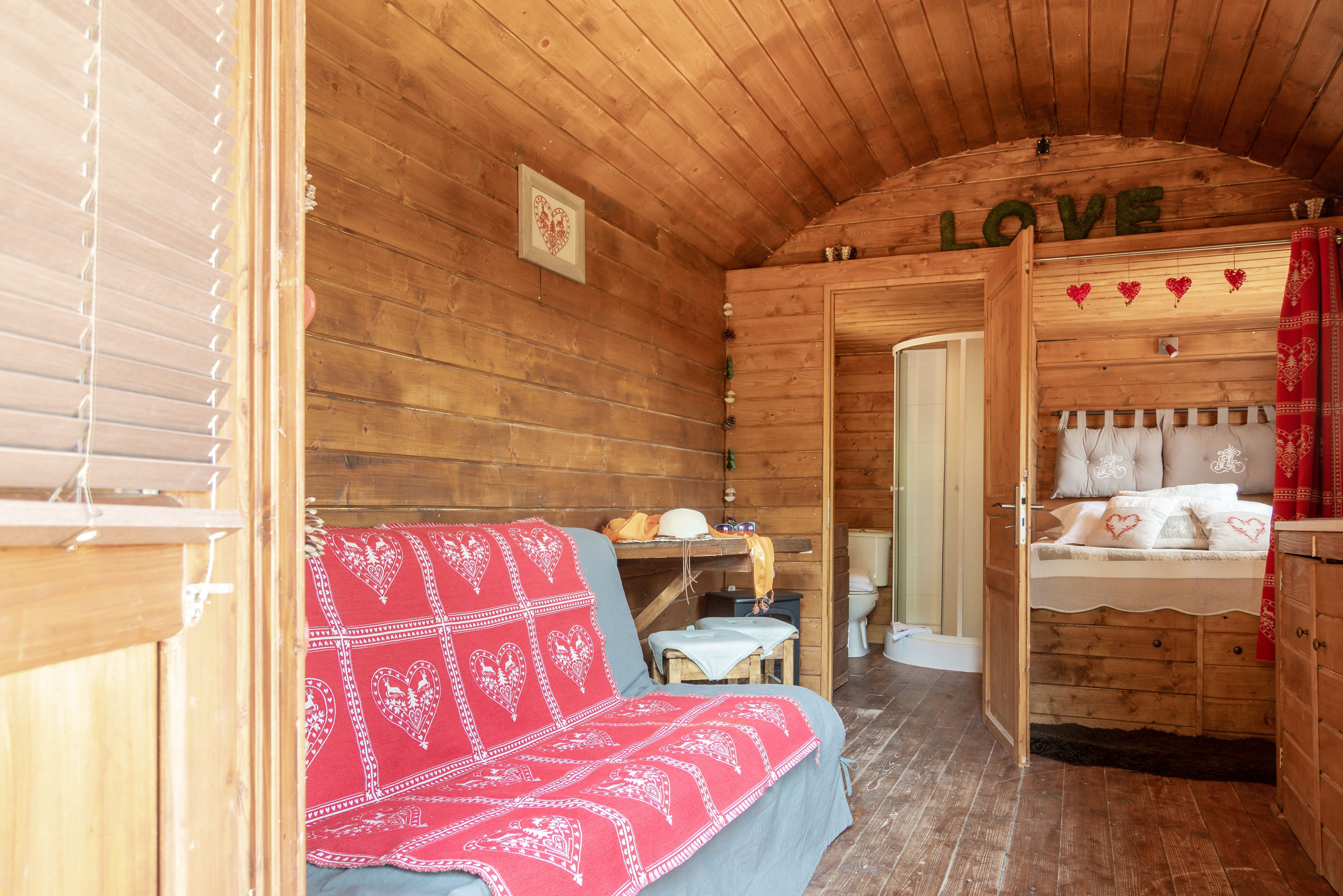 Évasion en roulotte montagnarde au cœur de la Provence à La Roquebrussanne — chambre