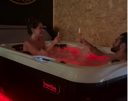 Un wigwam enchanteur avec piscine et spa en Languedoc-Roussillon à Malves En Minervois — environnement naturel
