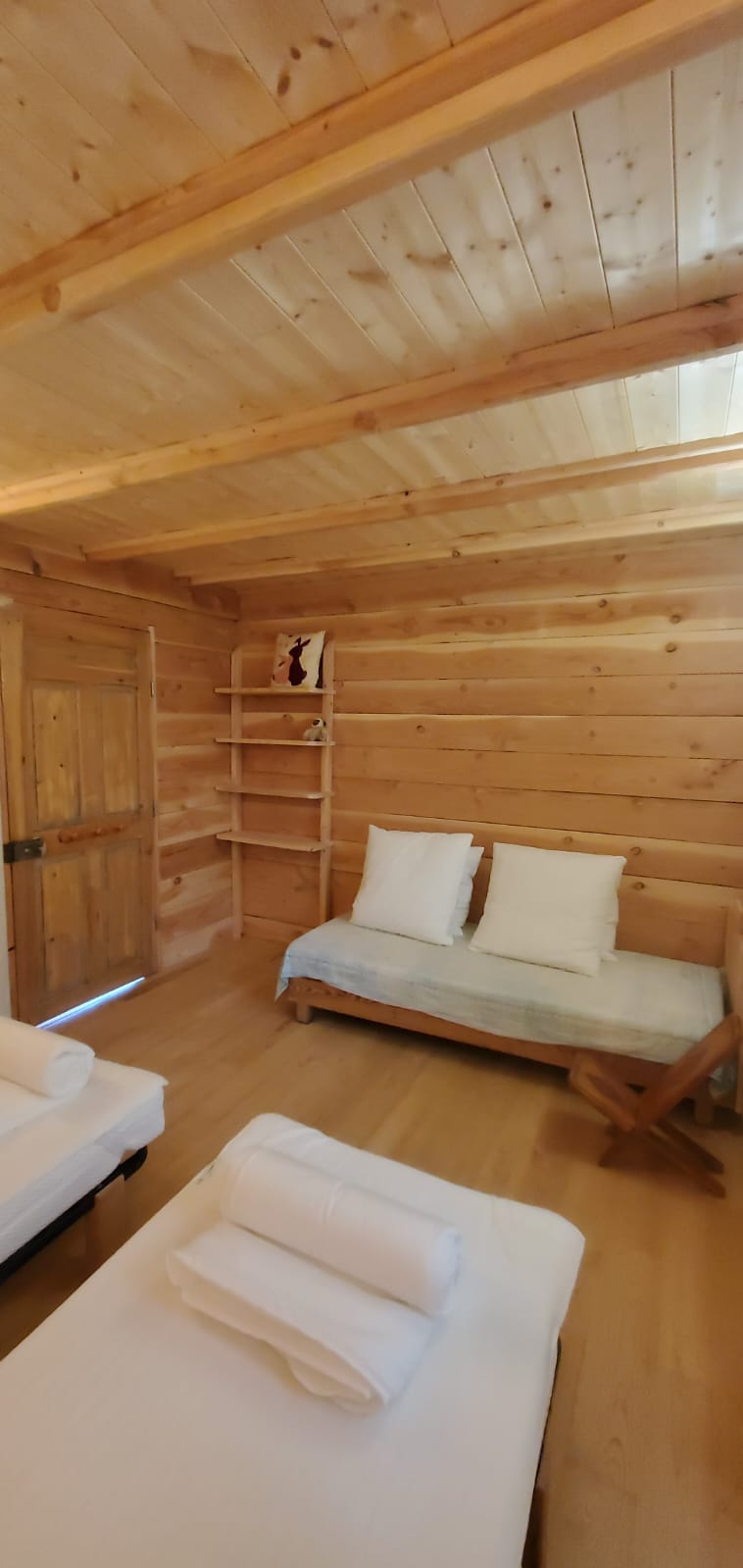 Cabane sur pilotis : une expérience unique au bord de la rivière à Chambon — chambre