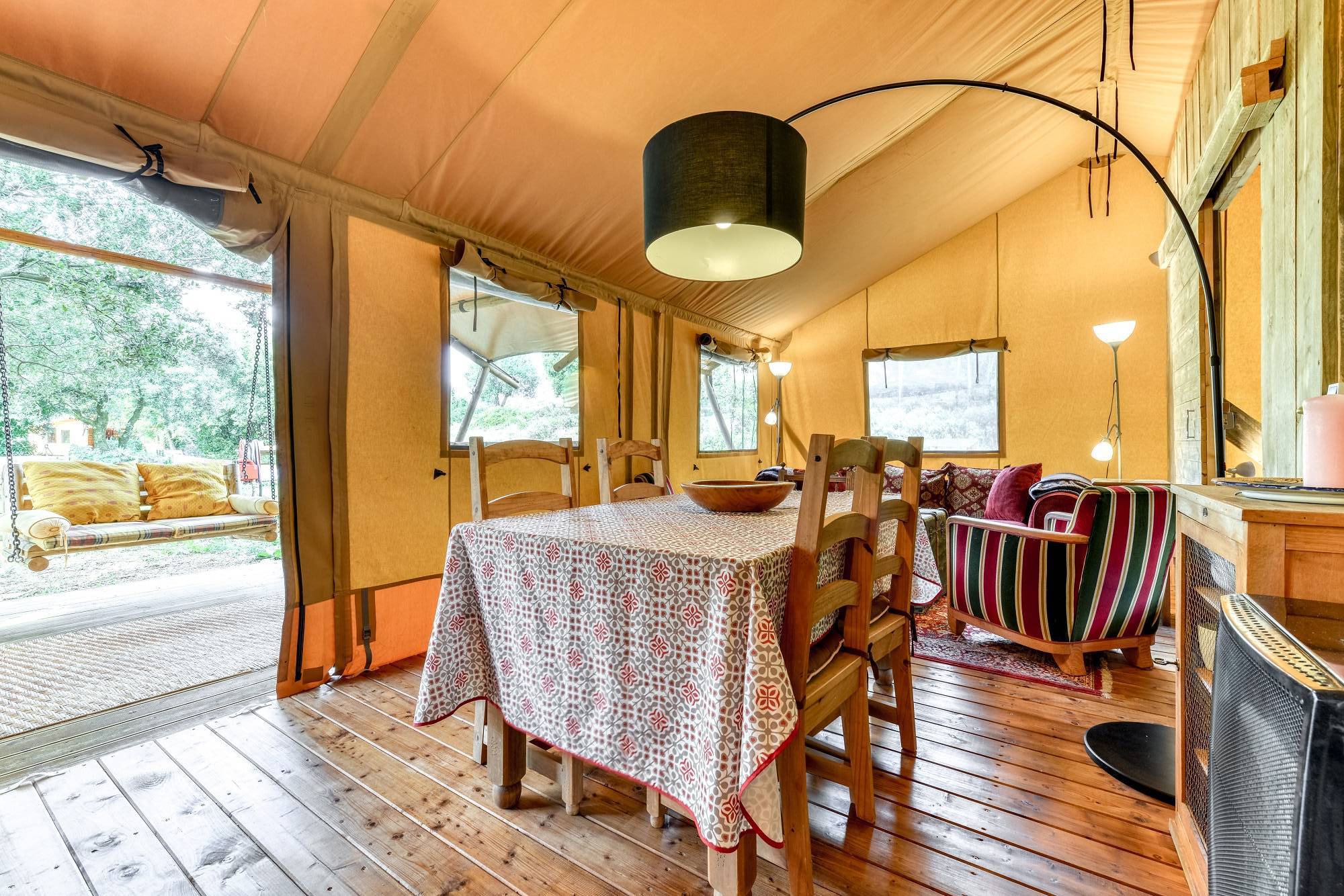 Tente Joy : un safari lodge au cœur du Languedoc-Roussillon à Velieux — cuisine