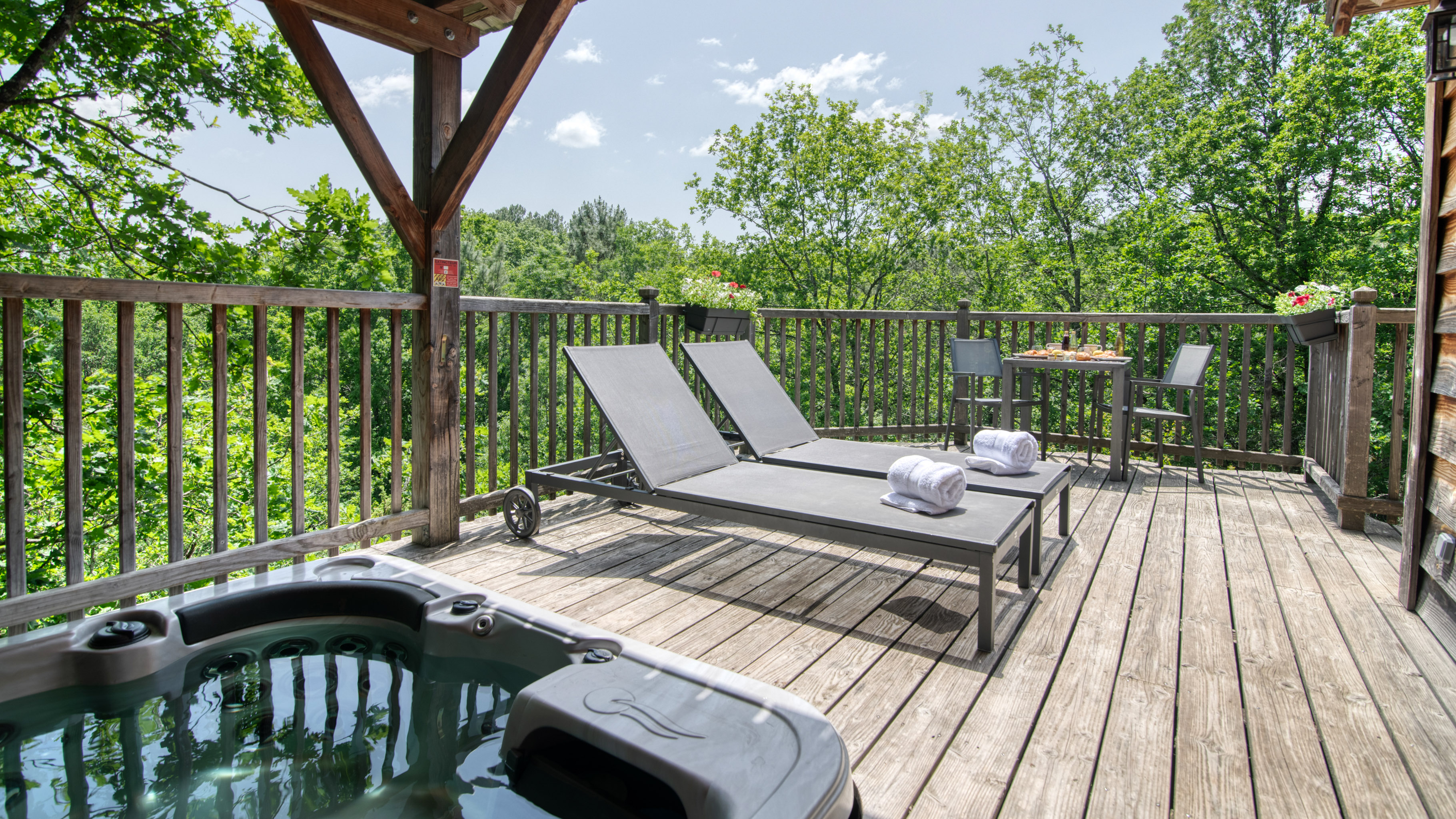 Évasion en cabane perchée avec spa en Midi-Pyrénées à Puygaillard De Quercy — cuisine