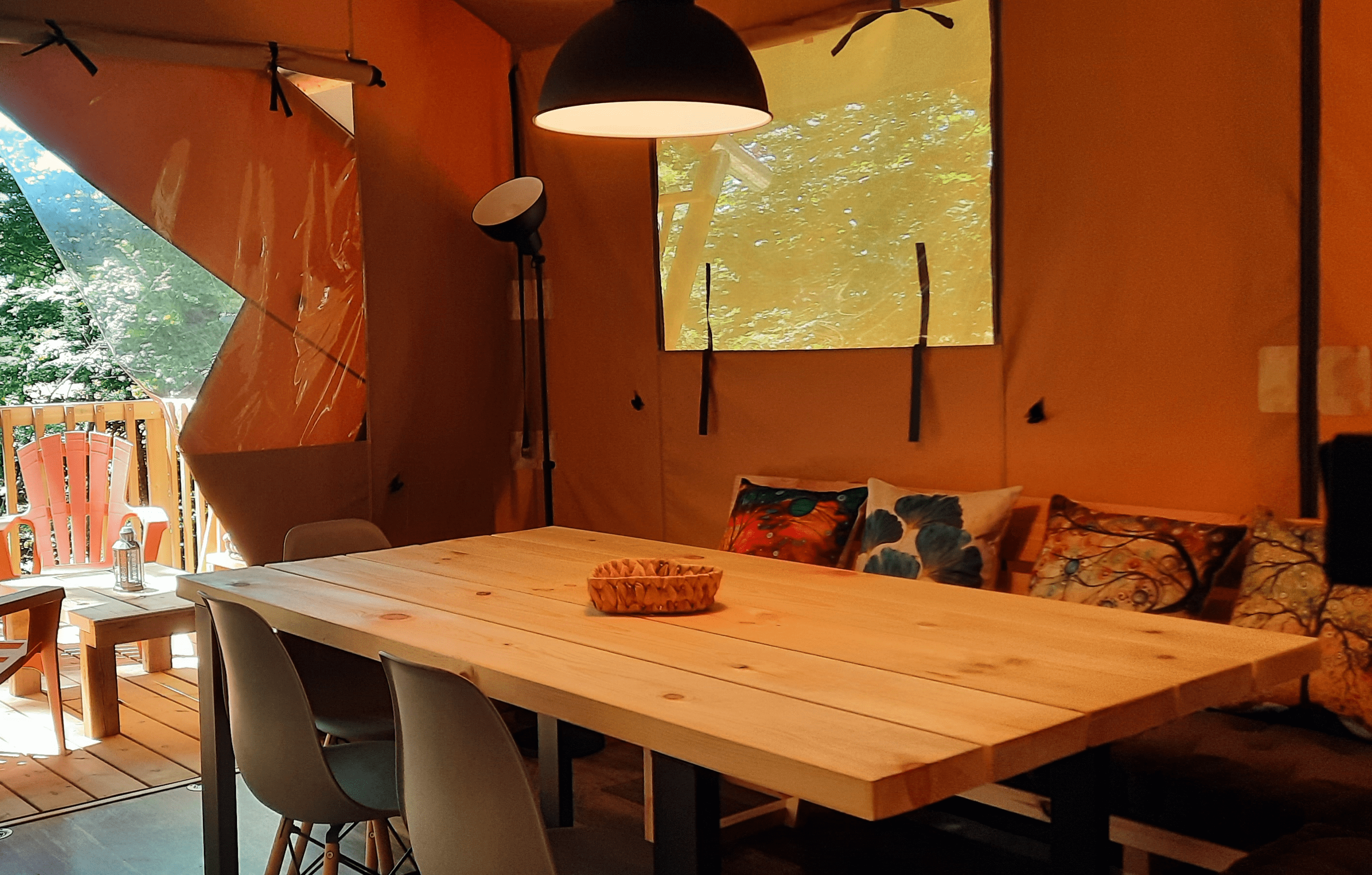 Tente safari sur pilotis : une expérience immersive en Aquitaine à Biron — vue depuis la terrasse