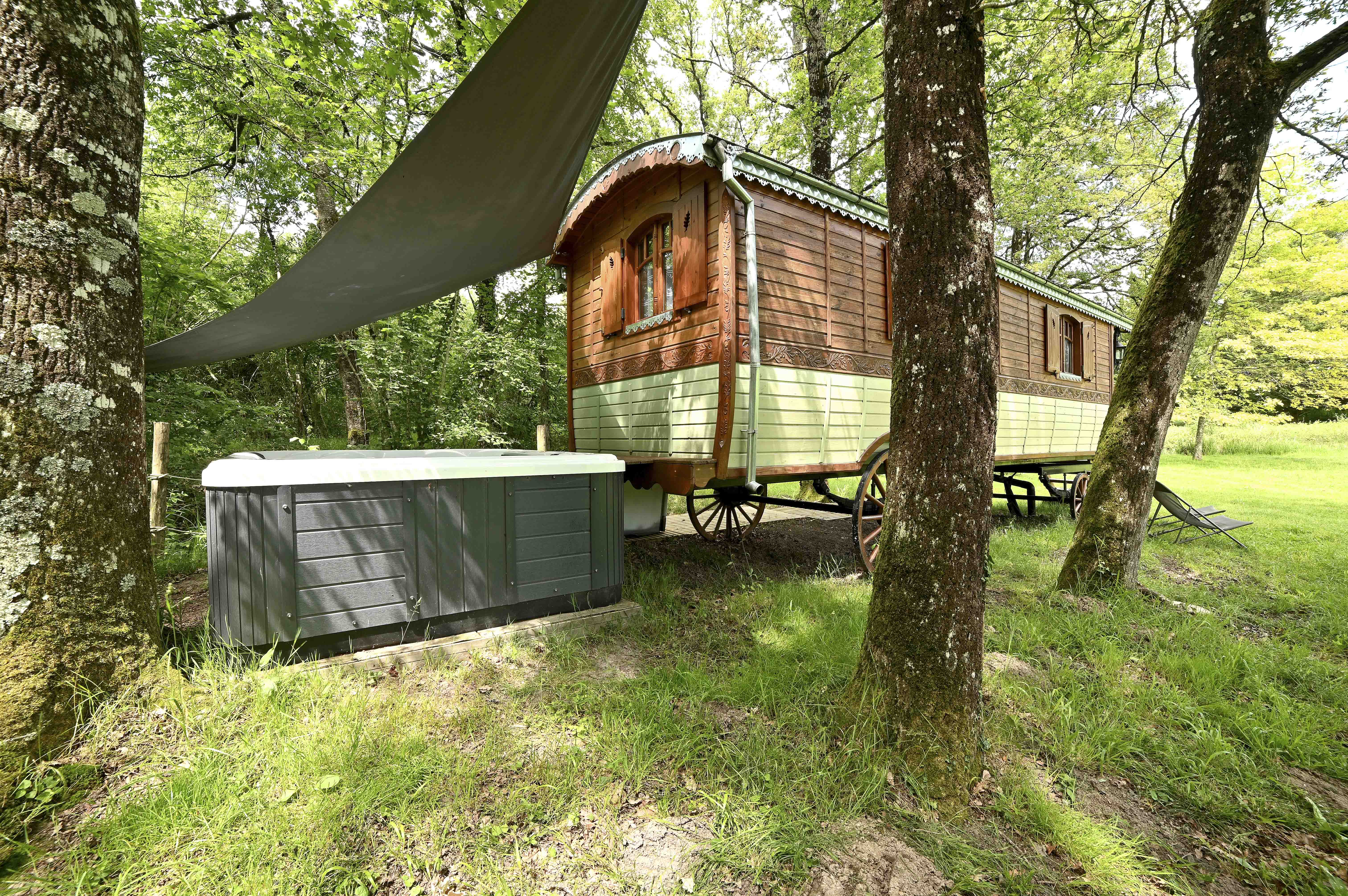 Roulotte Spa Forestière : un cocon de bien-être en pleine nature — Roulotte à Descartes