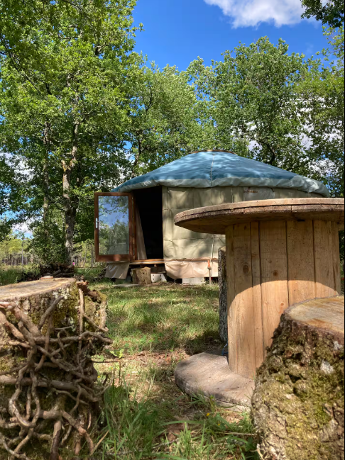 Yourte 2 — Séjour éco-conçu avec spa à Peysoup en Gironde à Peysoup — espace de vie