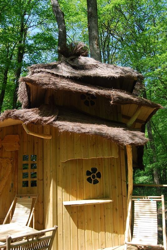 Cabane des Lutins : une échappée enchantée dans les arbres à Magné — chambre