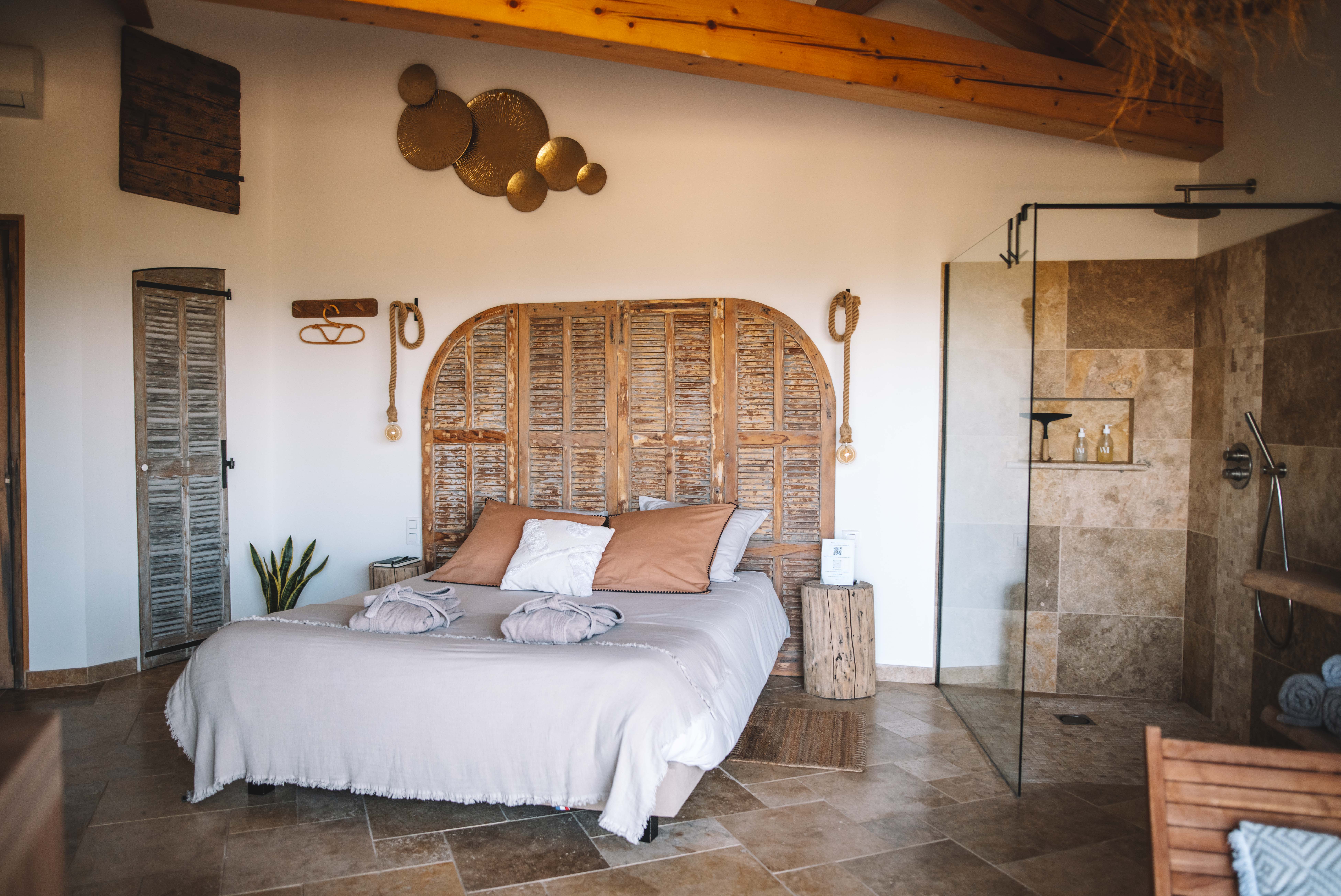 LE CABANON 2.42 — Cabanon avec spa et vue imprenable à Vaucluse à Fontaine-de-Vaucluse — vue depuis la terrasse