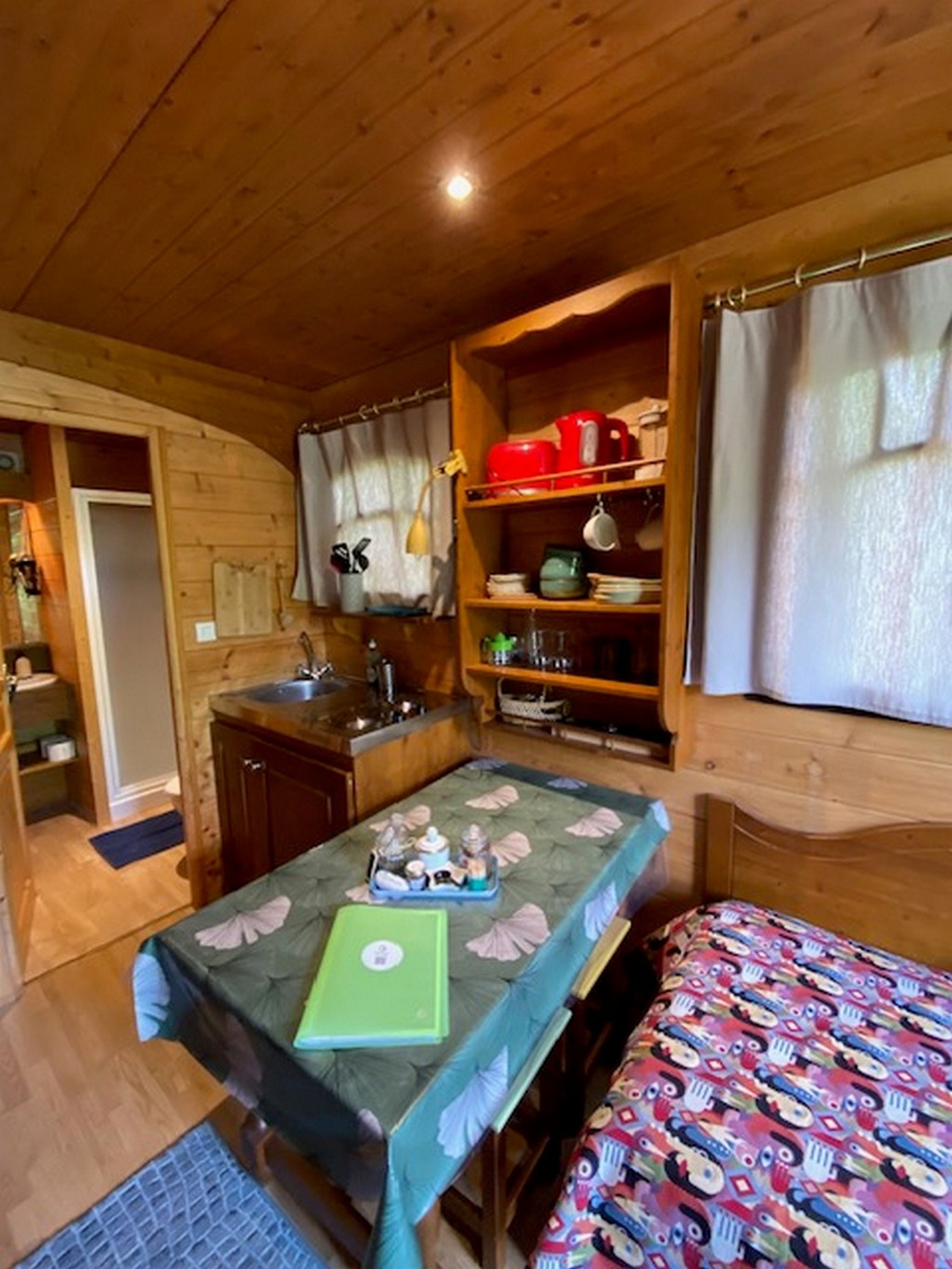 Roulotte Odine — Escapade bohème avec spa à Moselle à Metz — salle de bain