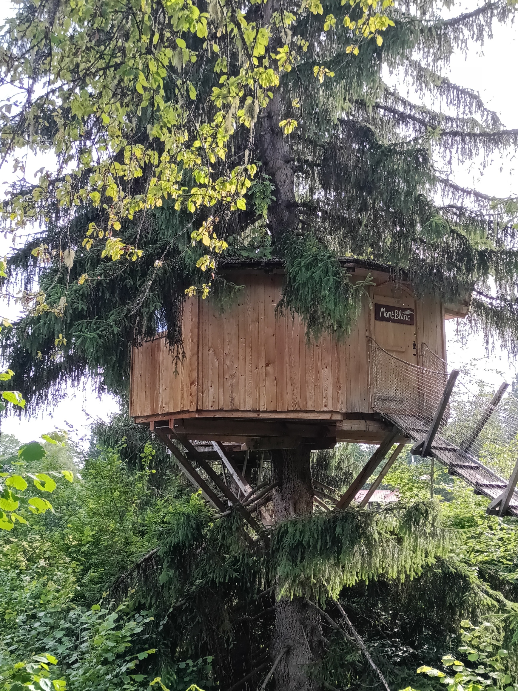 Cabane la Mont Blanc — Nuit perchée à 8m en Haute-Savoie — Cabane dans les arbres à Saint-Félix