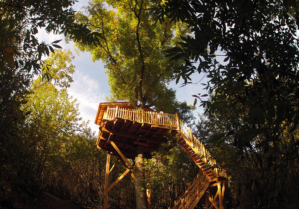 Cabane dans les arbres « Cabane Ecureuil — Nuit perchée à 8m dans les arbres en Dordogne » — Alles-sur-Dordogne (Dordogne)