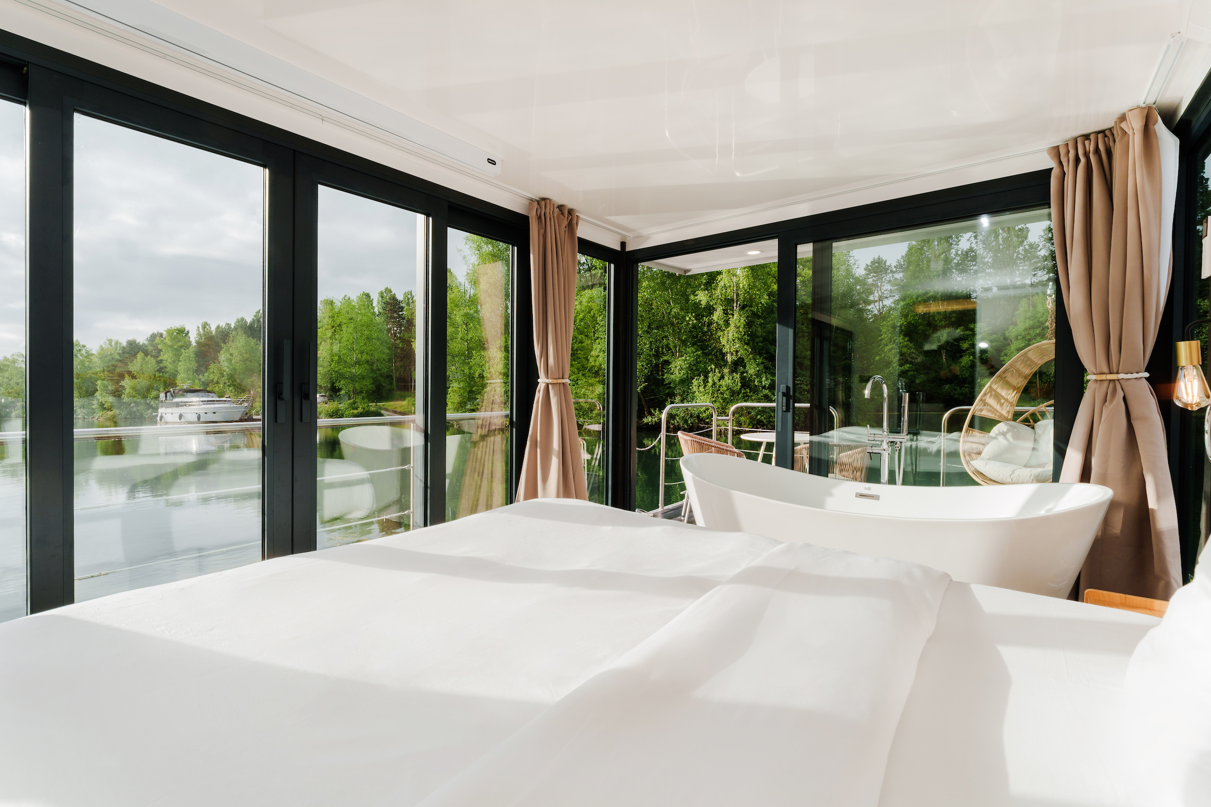 Reflet d'Amour : une expérience unique sur un House Boat en Île-de-France à Saint Fargeau Ponthierry — vue intérieure
